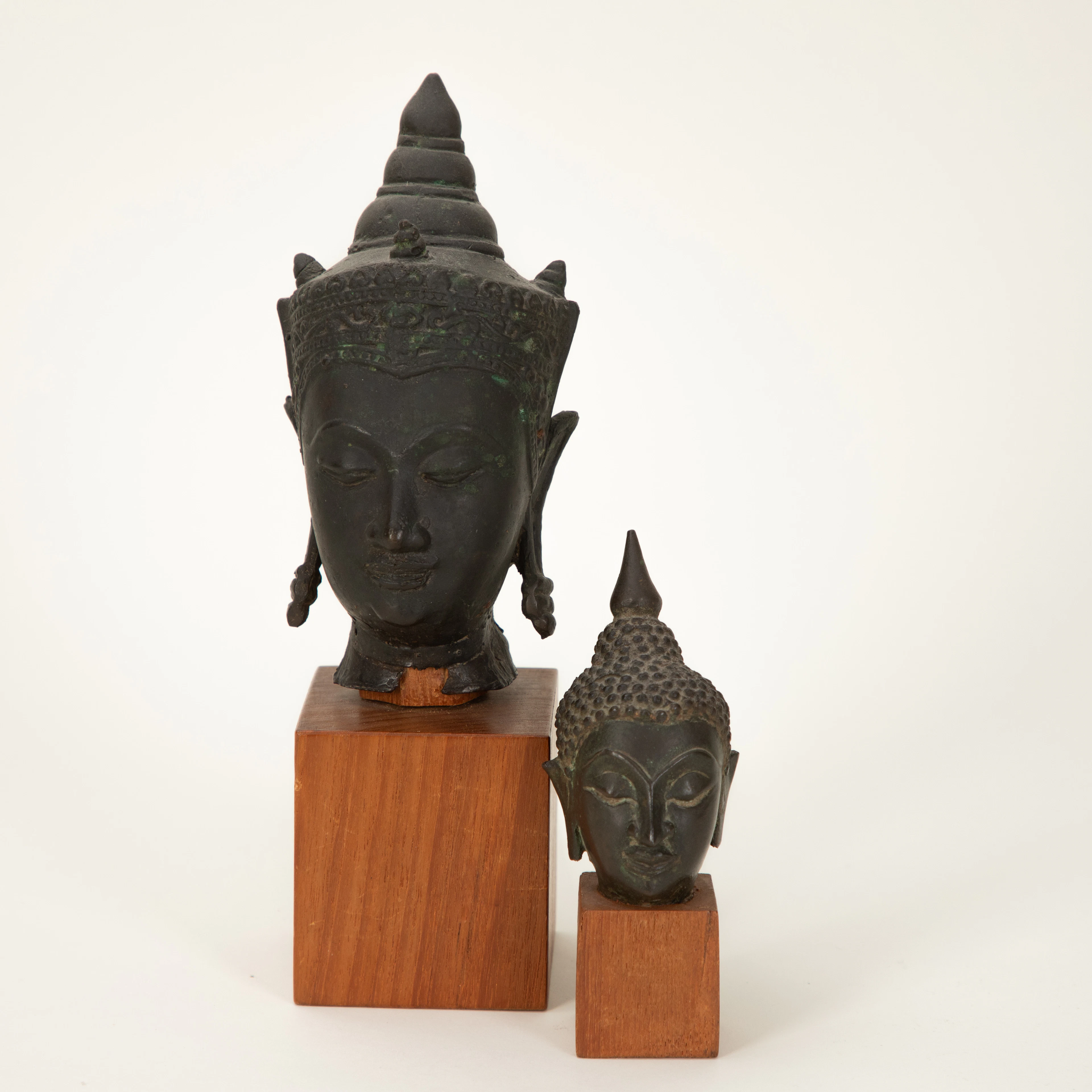 Zwei Buddha-Köpfe, Thailand, 19. und 20. Jh. (2).