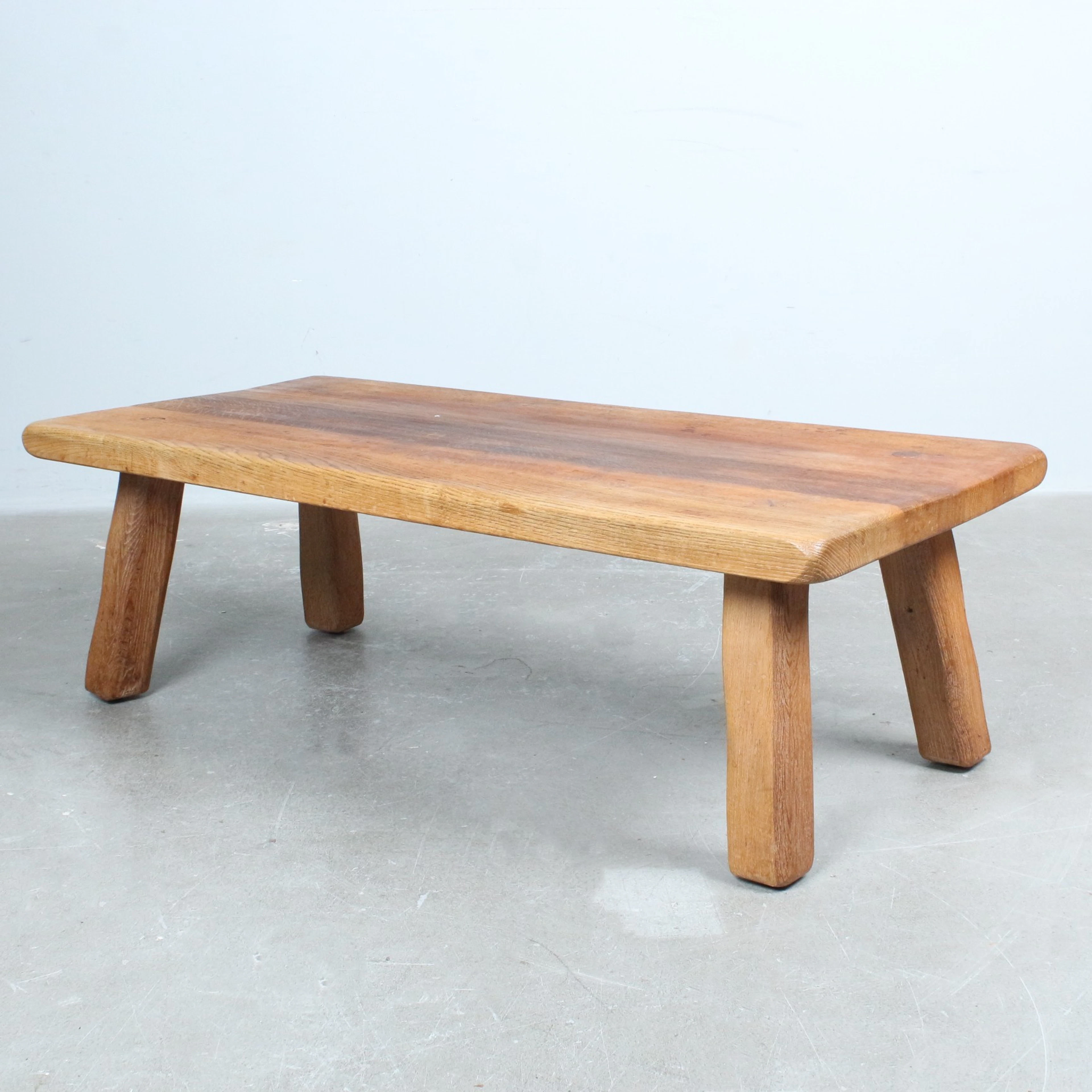 DE PUYDT. Brutalistischer Couchtisch aus massiver Eichenholz, 1960er, Belgien.