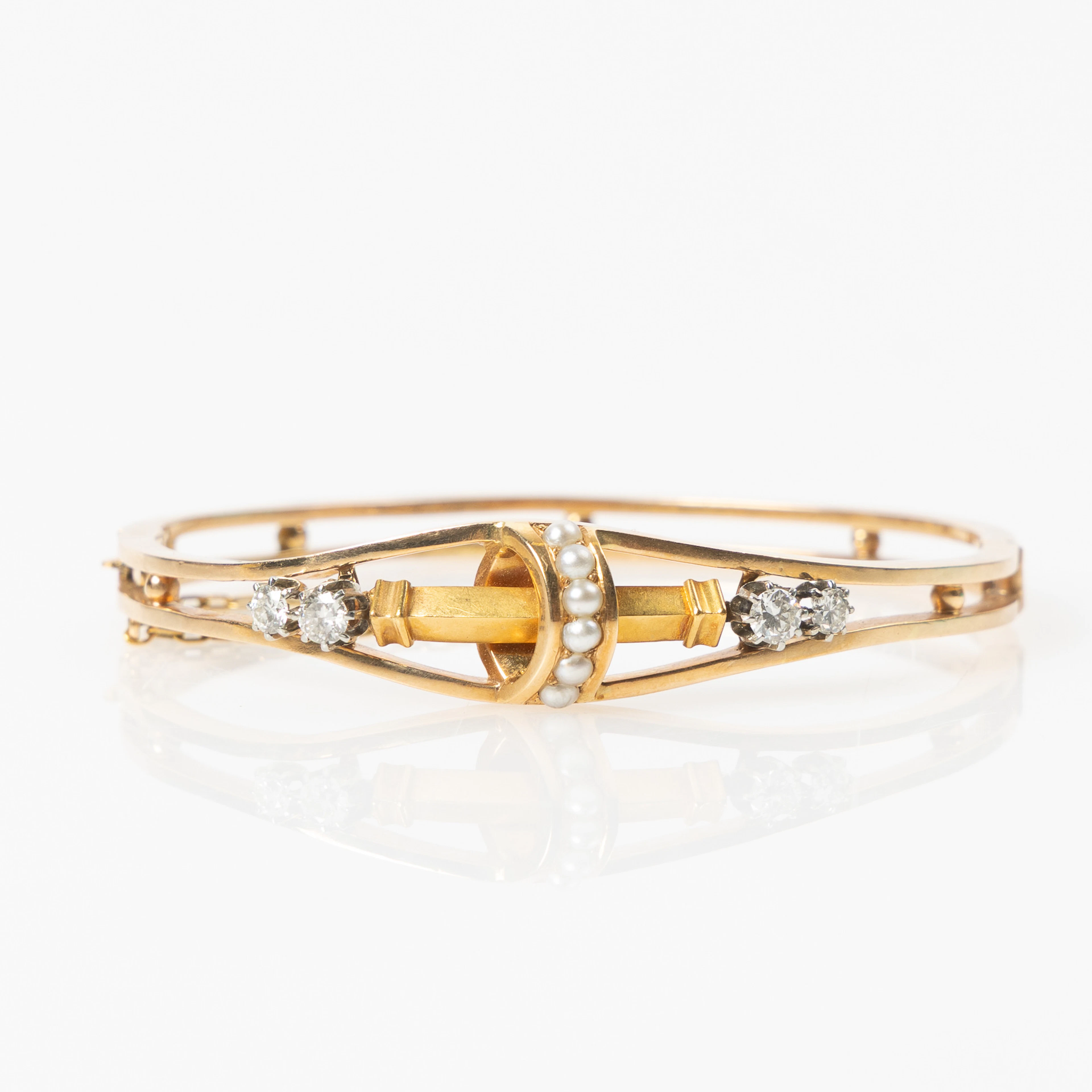 ARMRING, 18K guld med pärlor och gammalslipade diamanter, Gustav Dahlgren