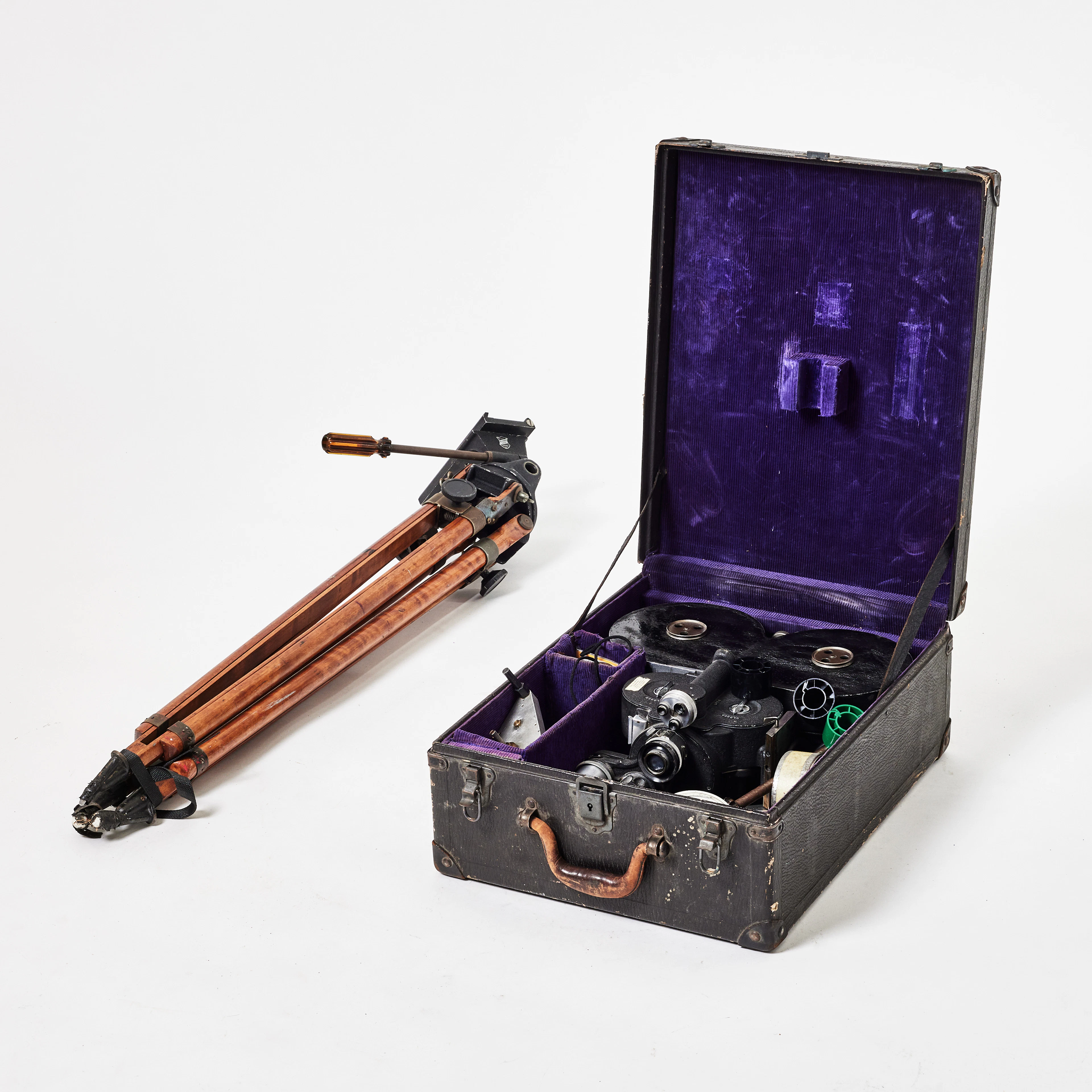 FILMKAMERA, Bell & Howell, Eyemo 71, ca 1930-tal, med tredelat stativ