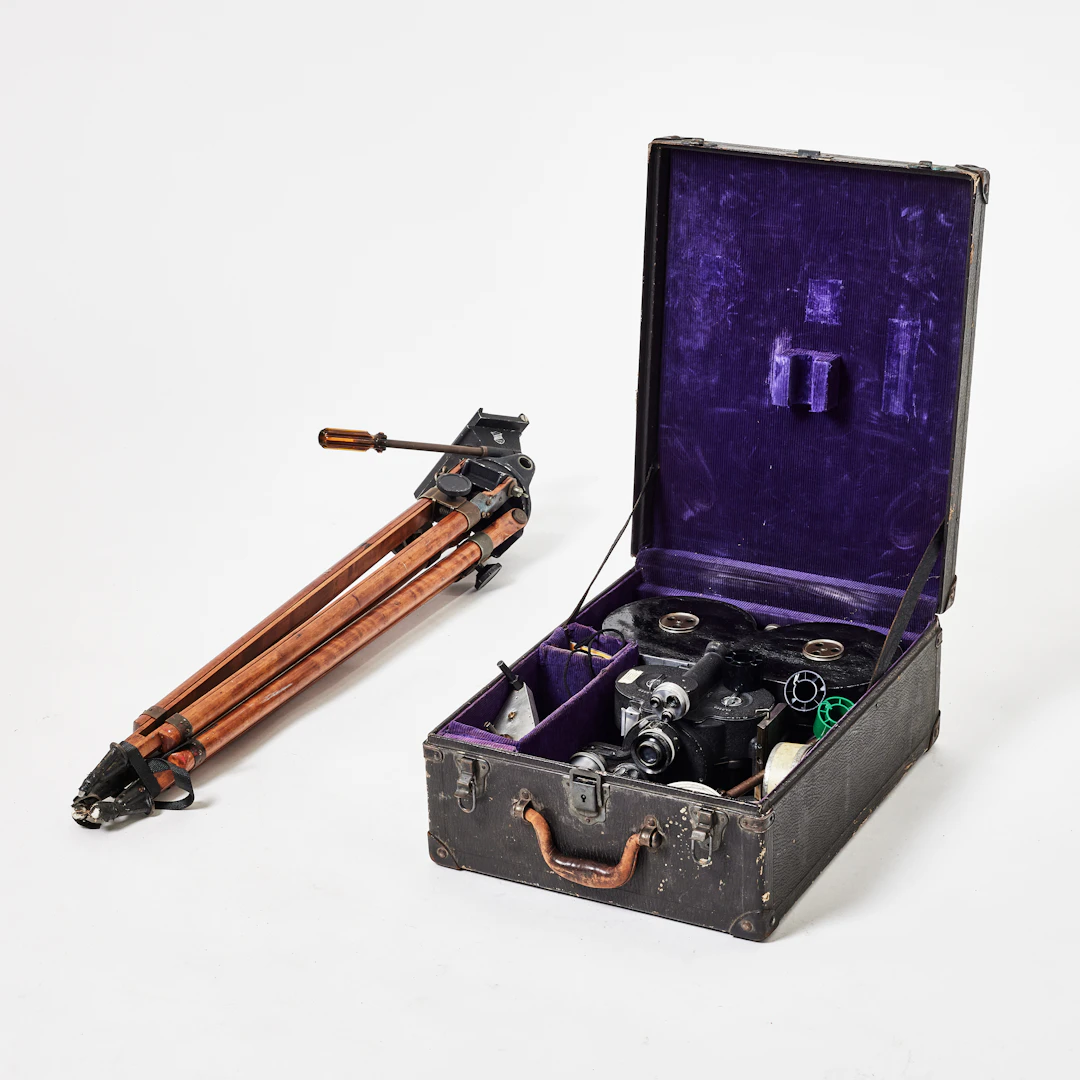 FILMKAMERA, Bell & Howell, Eyemo 71, ca 1930-tal, med tredelat stativ