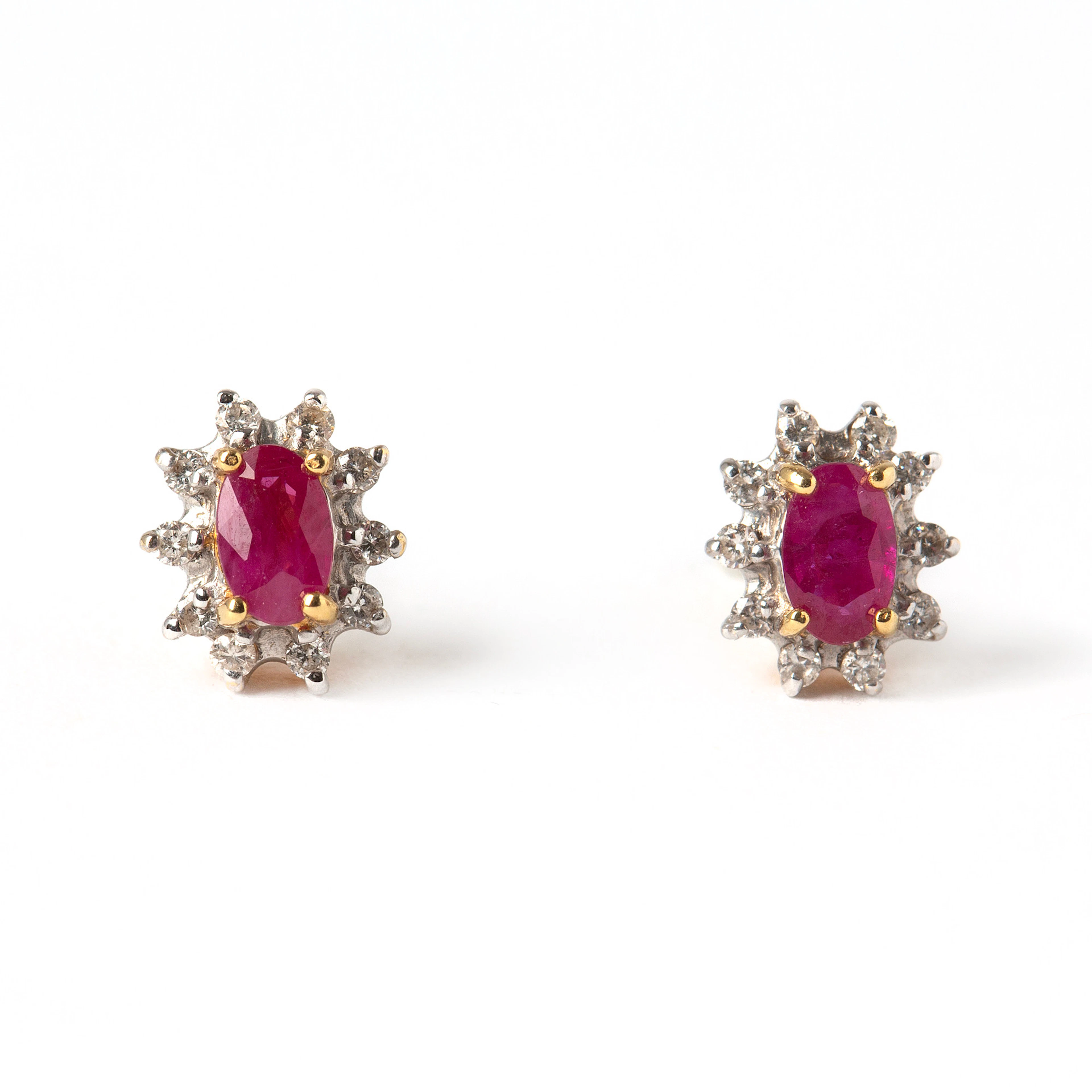 ÖRHÄNGEN, 18K vitguld med fasettslipade rubiner och briljantslipade diamanter.