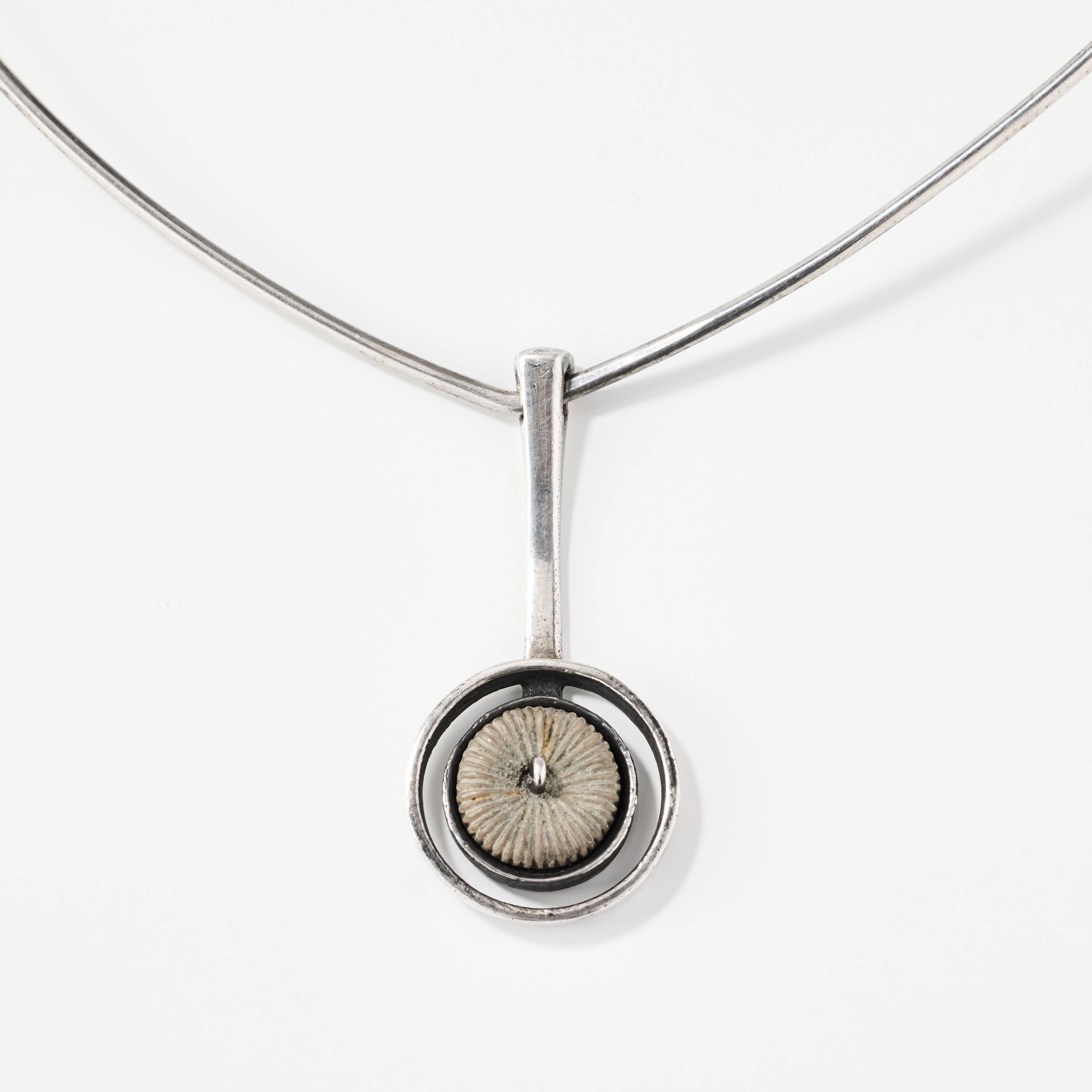 IBE DAHLQVIST. Halsring med hänge, silver och fossiliserad korall