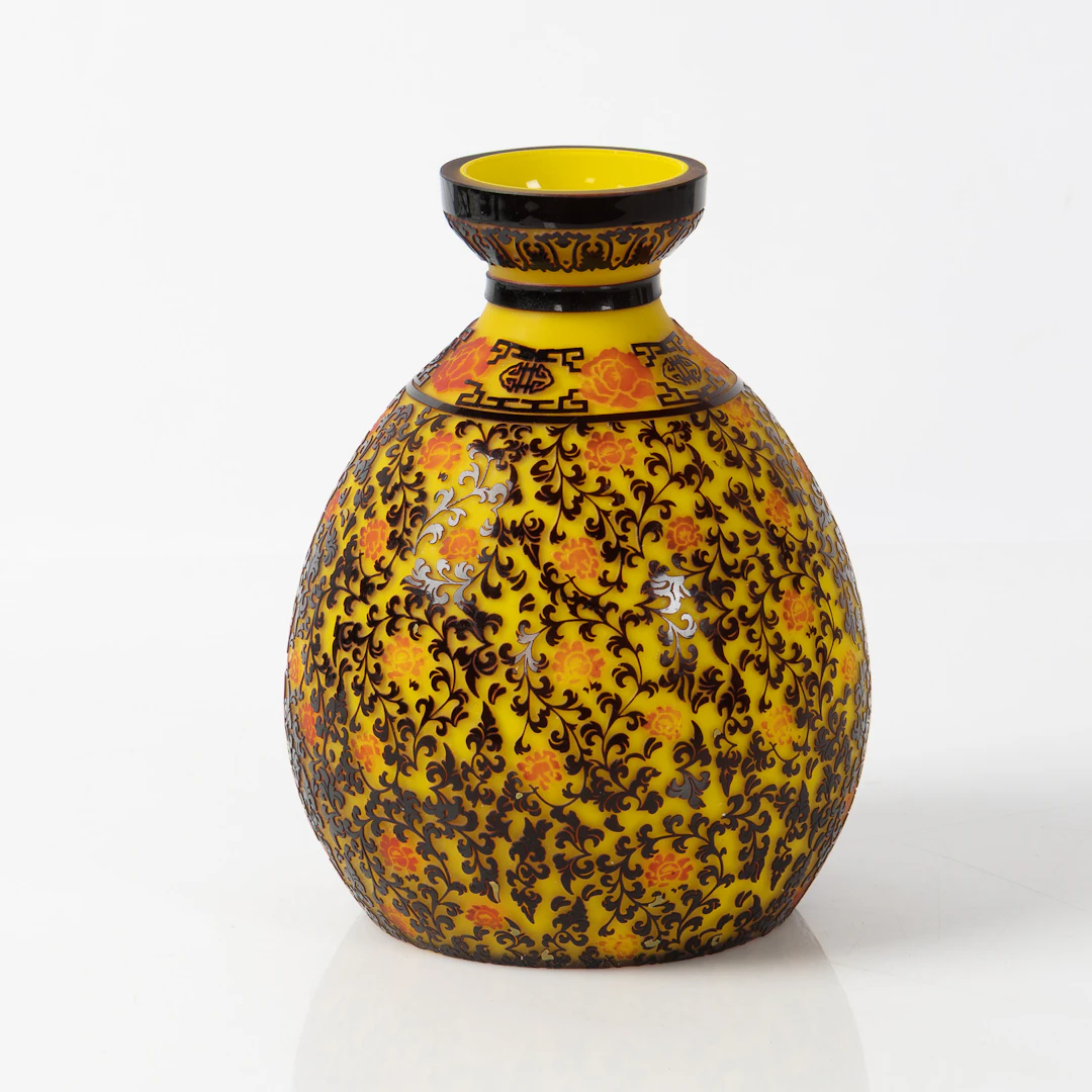 VAS, glas, s.k. pekingglas, Kina, reliefdekor i gult och rödbrunt