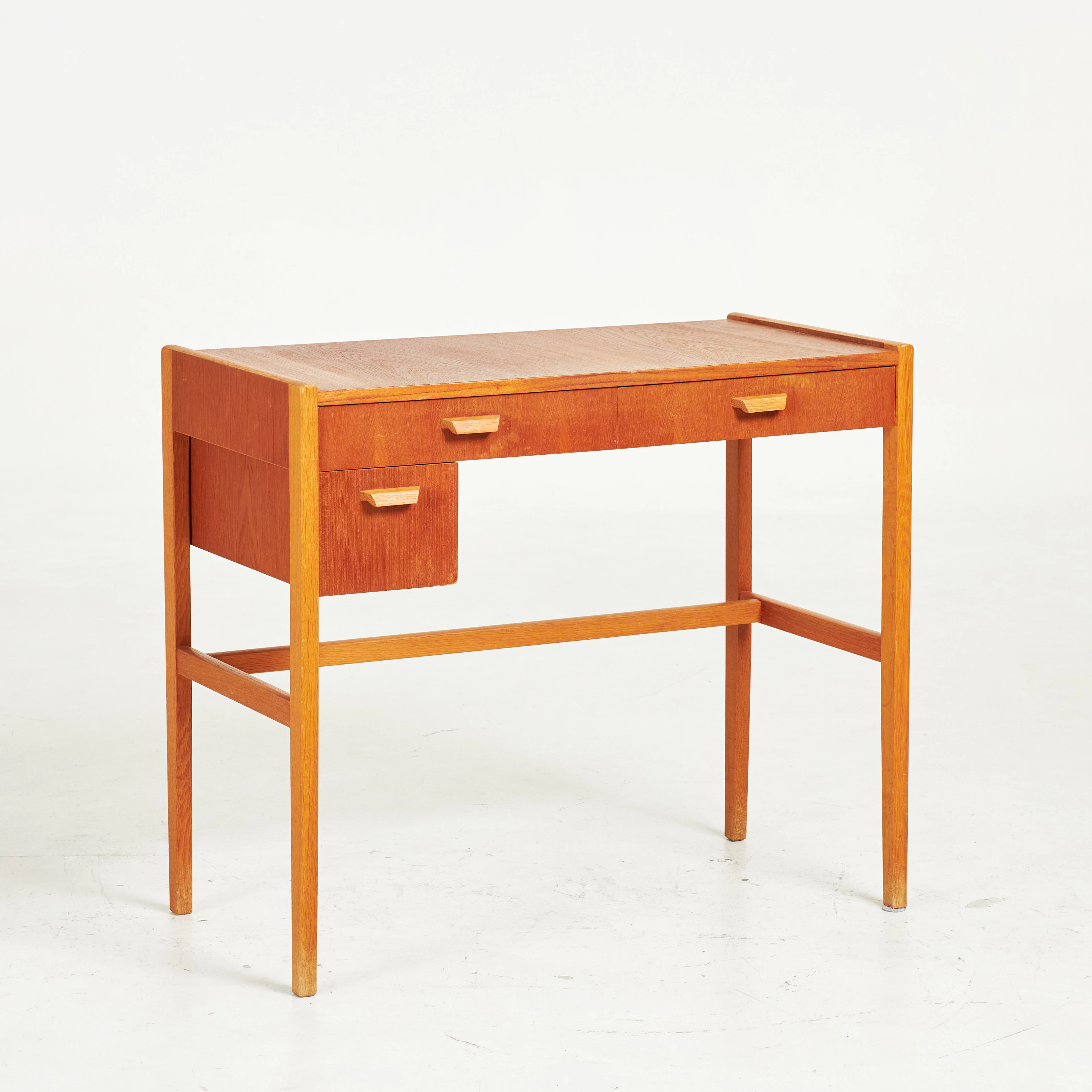 SKRIVBORD. 1960-tal, teak, 3 lådor.