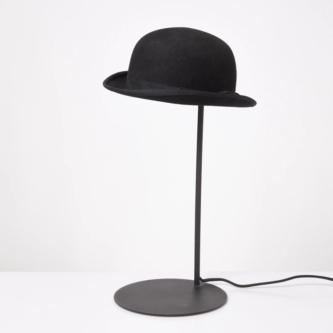 BORDSLAMPA, "Jeeves", Innermost, i form av hat, 2000-tal, märkt undertill.