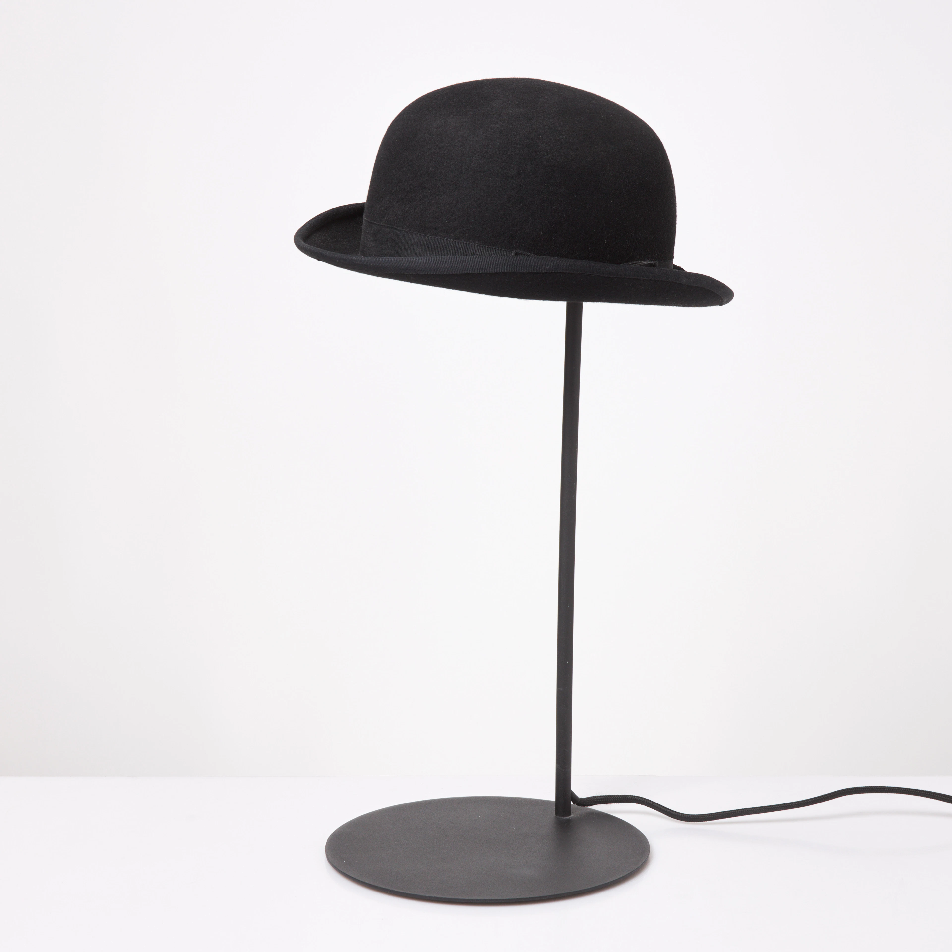 BORDSLAMPA, "Jeeves", Innermost, i form av hat, 2000-tal, märkt undertill.