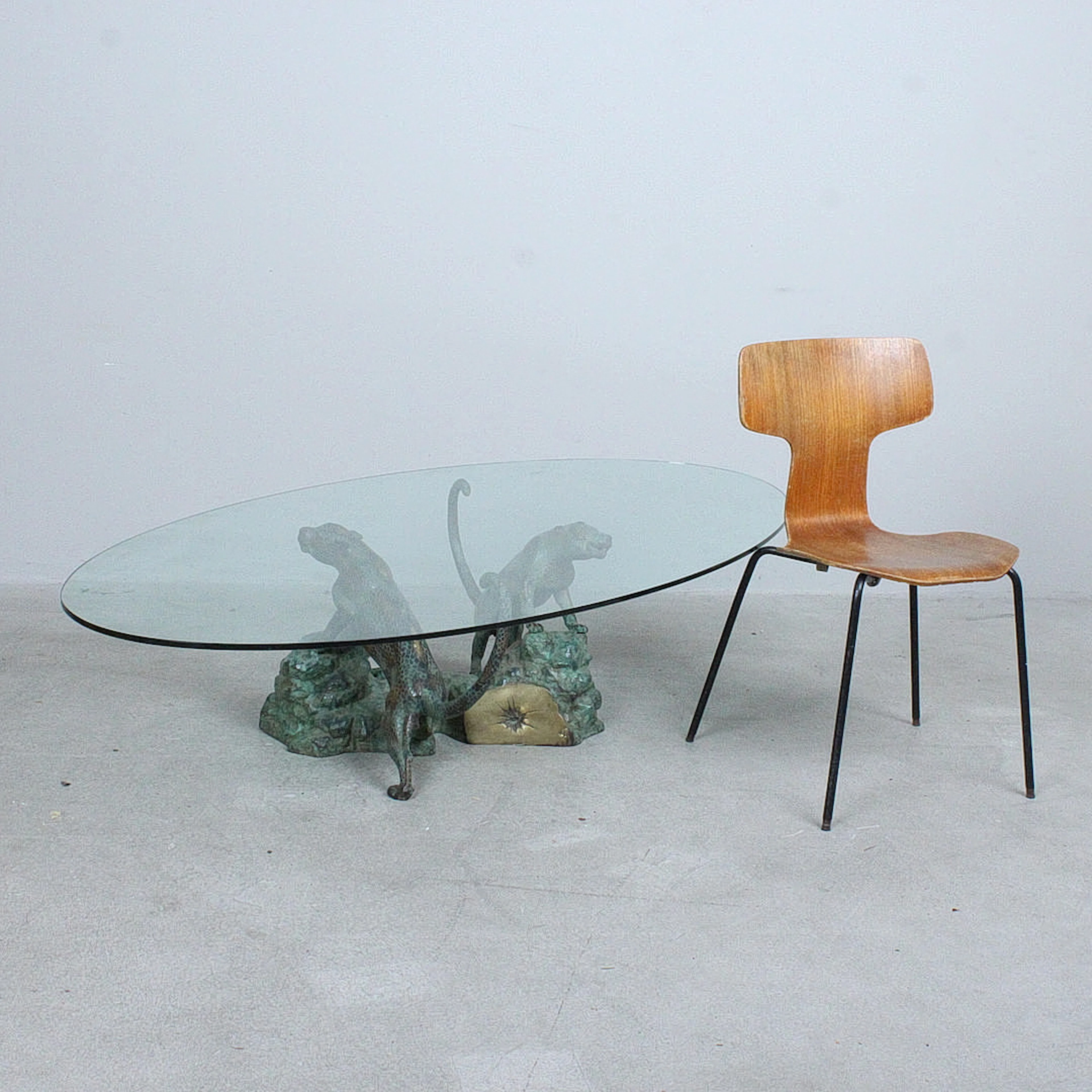 Skulpturaler Couchtisch / Coffeetable mit Jaguaren, Bronze, Glas