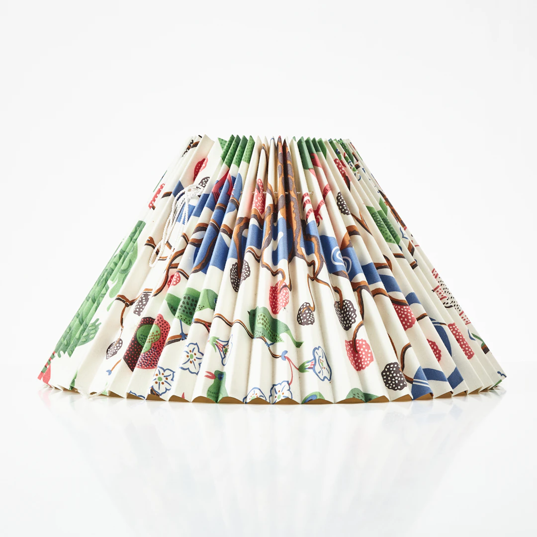 LAMPSKÄRM, veckad, med tyg "Gröna fåglar" Josef Frank, Firma Svenskt Tenn.