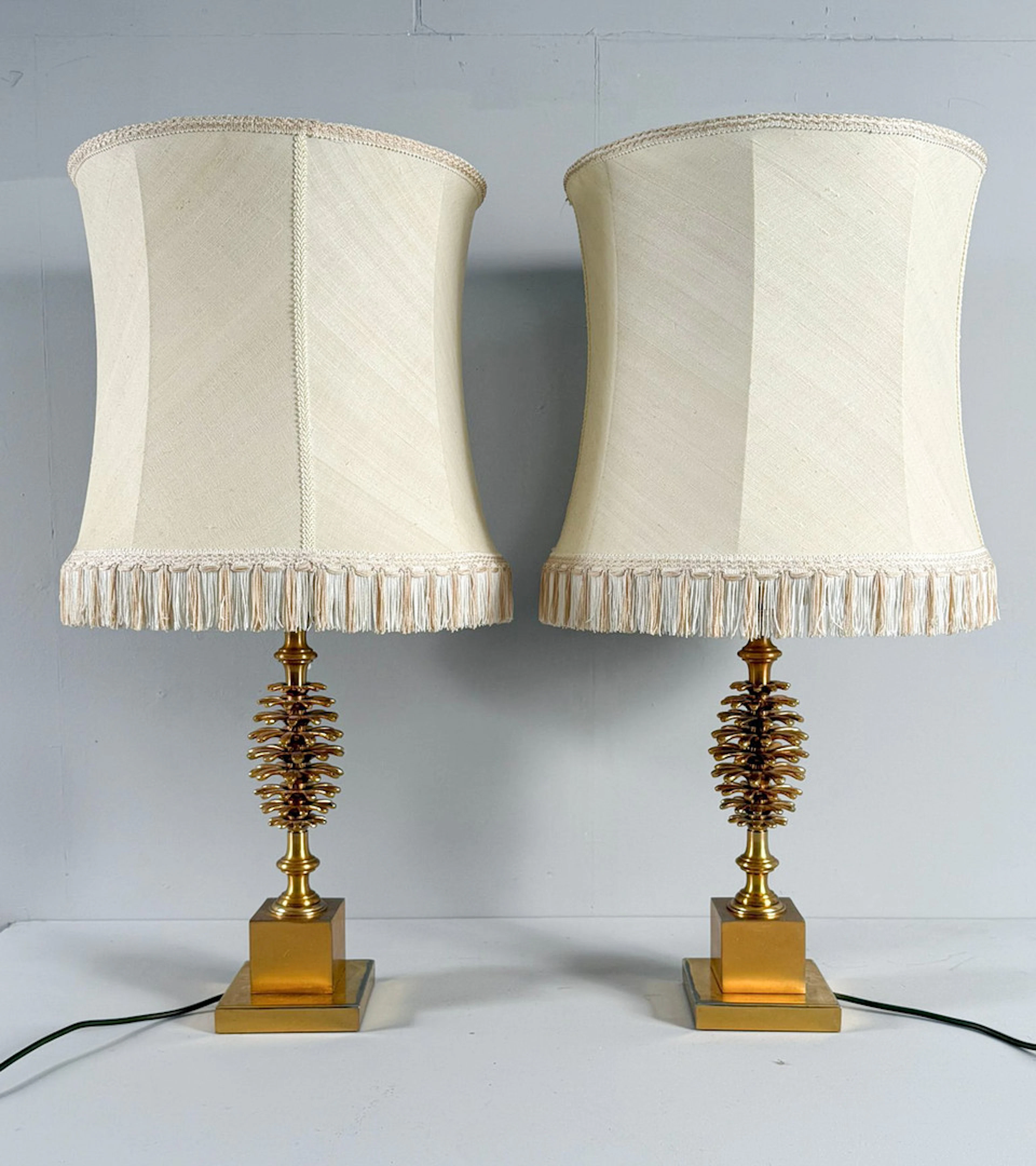 2er Set Tischlampen Hollywood Regency von Maison Charles, Zapfen/Pinie
