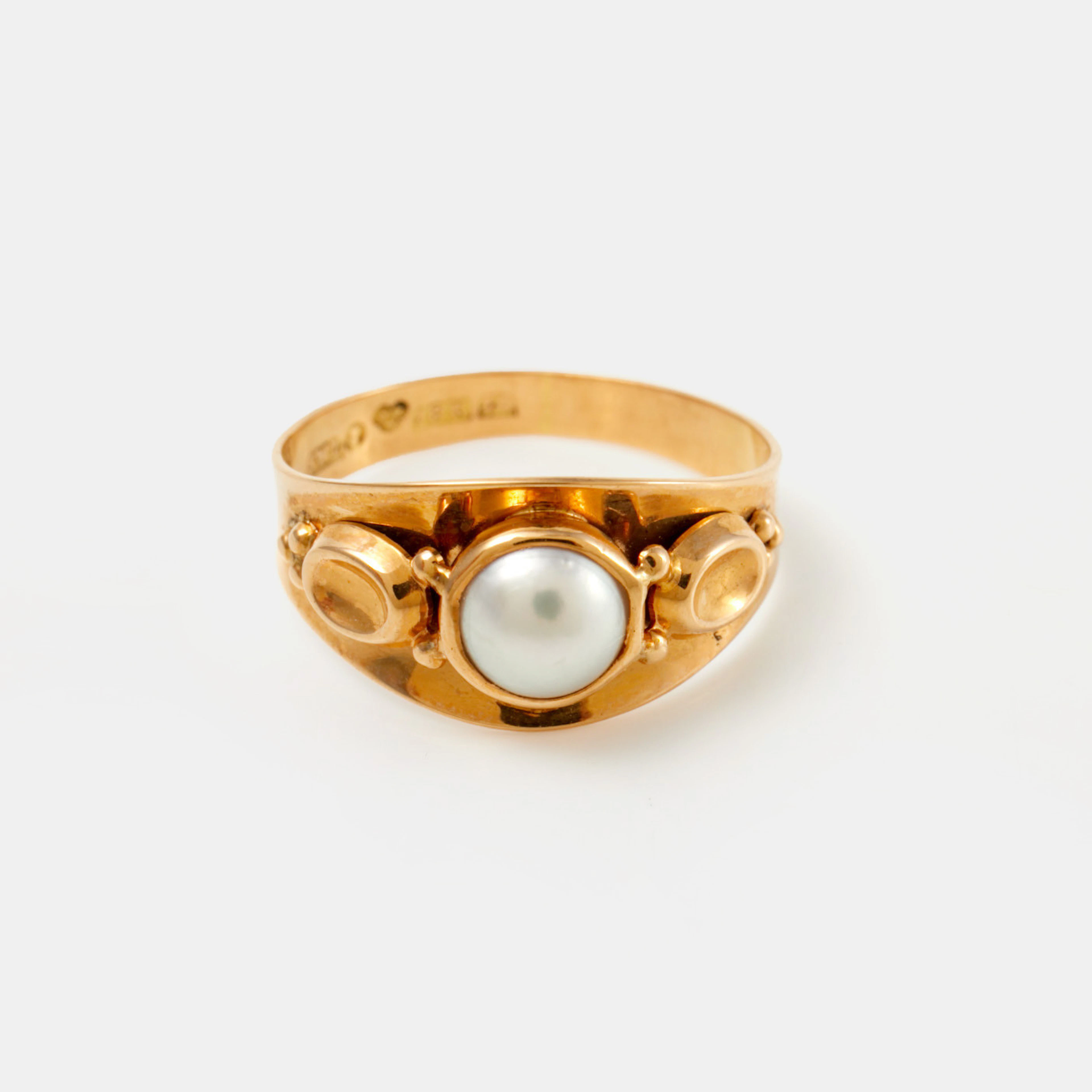 RING, 18 k guld, med odlad saltvattenpärla, Ljungström Guldvarufabrik