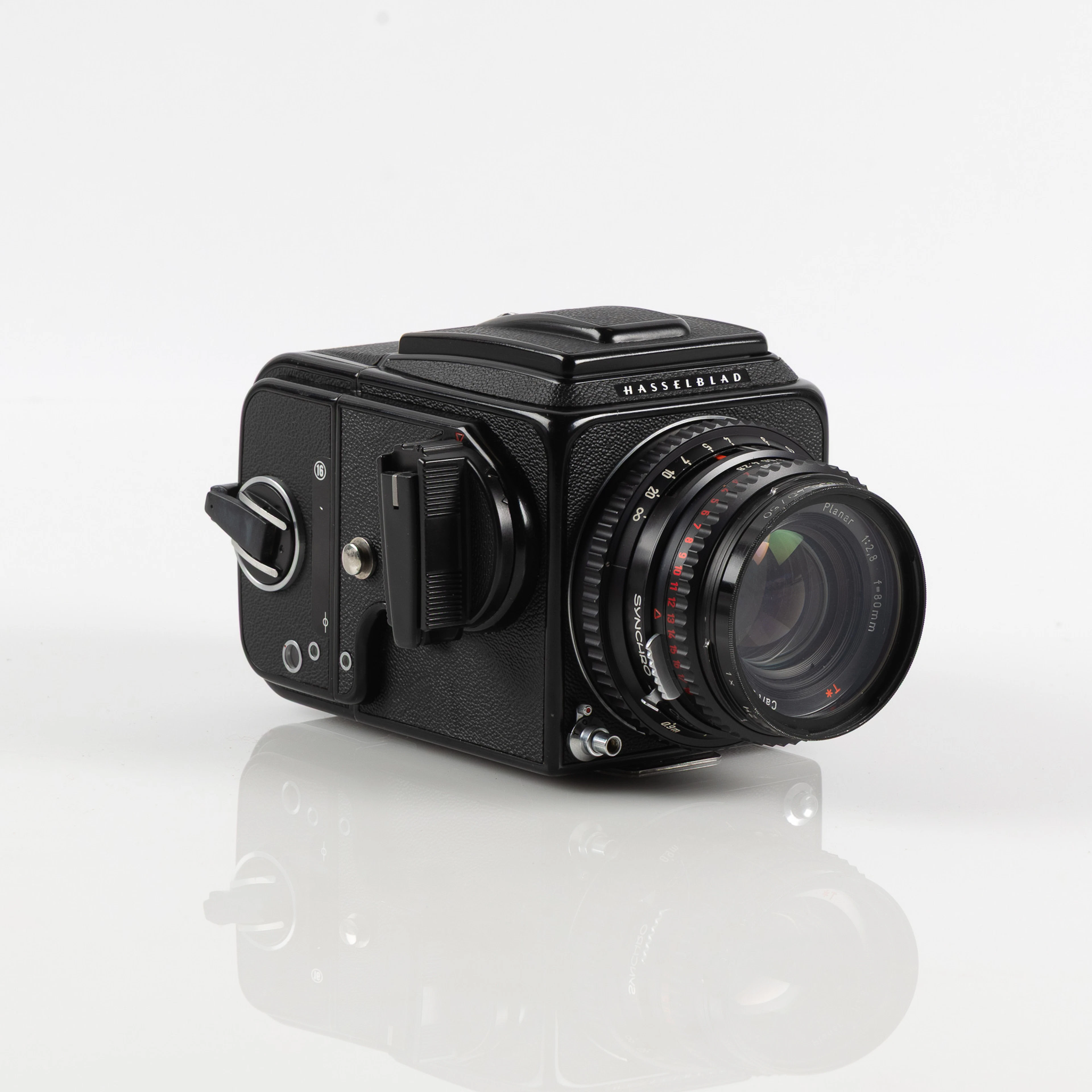 HASSELBLAD, kamera "500C/M" med tillbehör och objektiv 80mm.