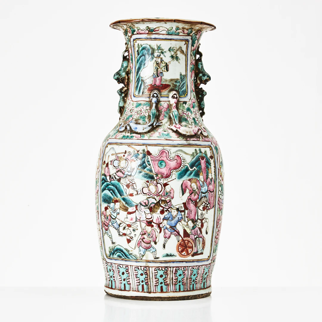 VAS, porslin, Kina, 1900-talets början, balusterformad, med hänklar
