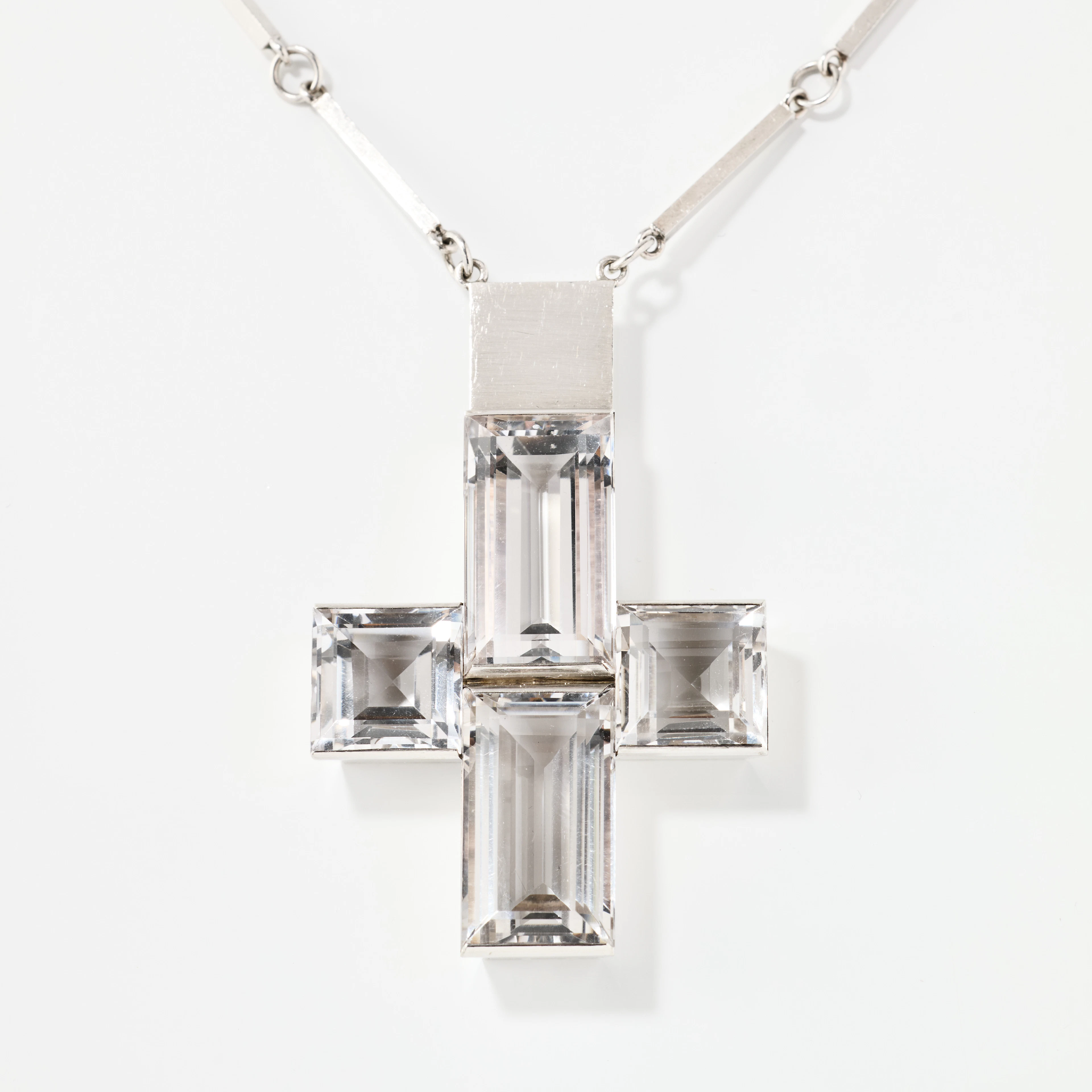 WIWEN NILSSON. Hänge med kedja, sterlingsilver och bergkristall, Lund 1946.