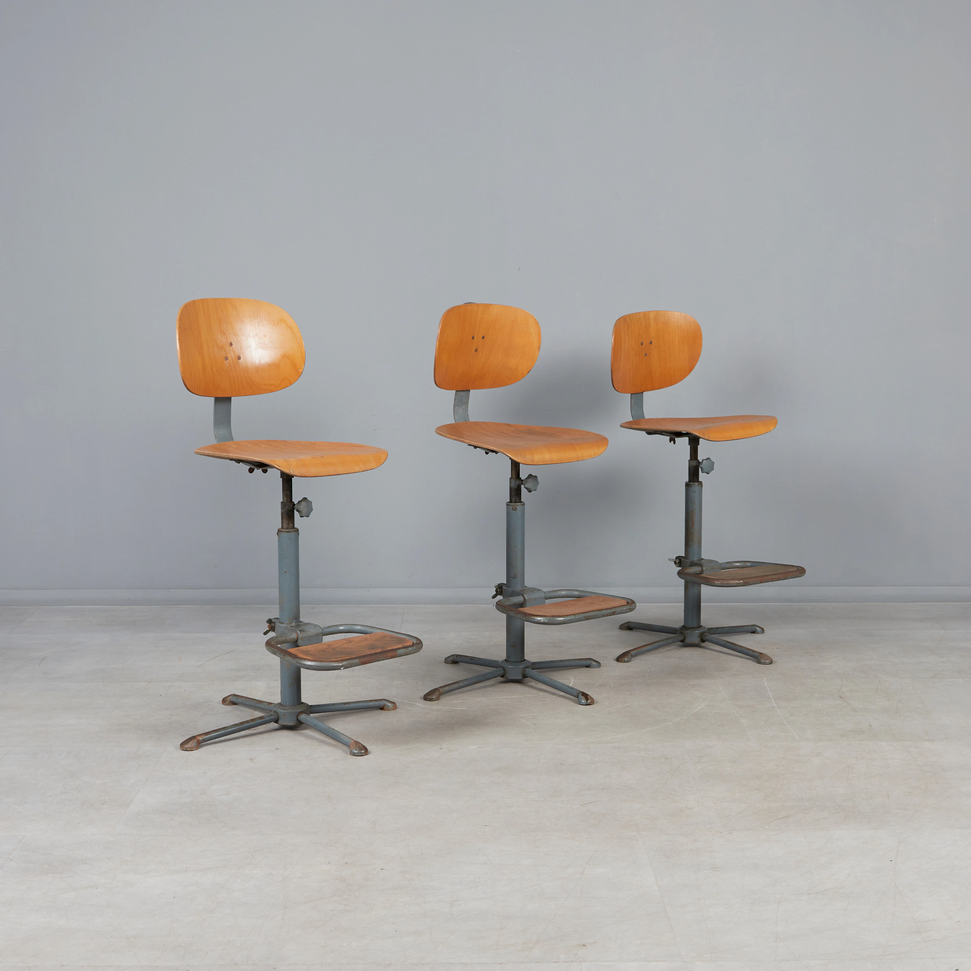 Set Bauhaus Werkstatthocker / Drehstühle, Metall, Buche, 1950er Jahre. (3).
