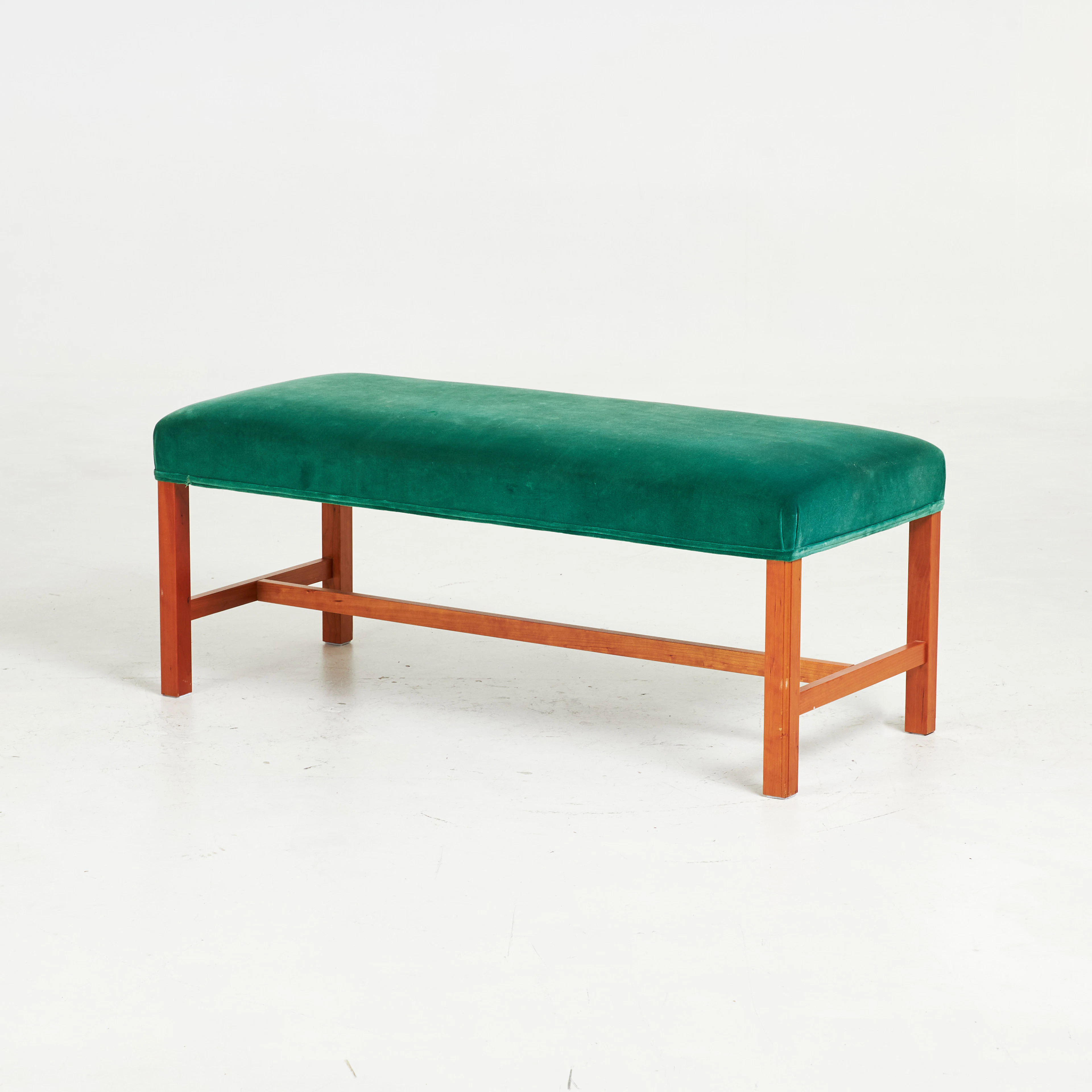 JOSEF FRANK. Bänk, nr. 2082, benstomme i körsbär, klädsel i sammet