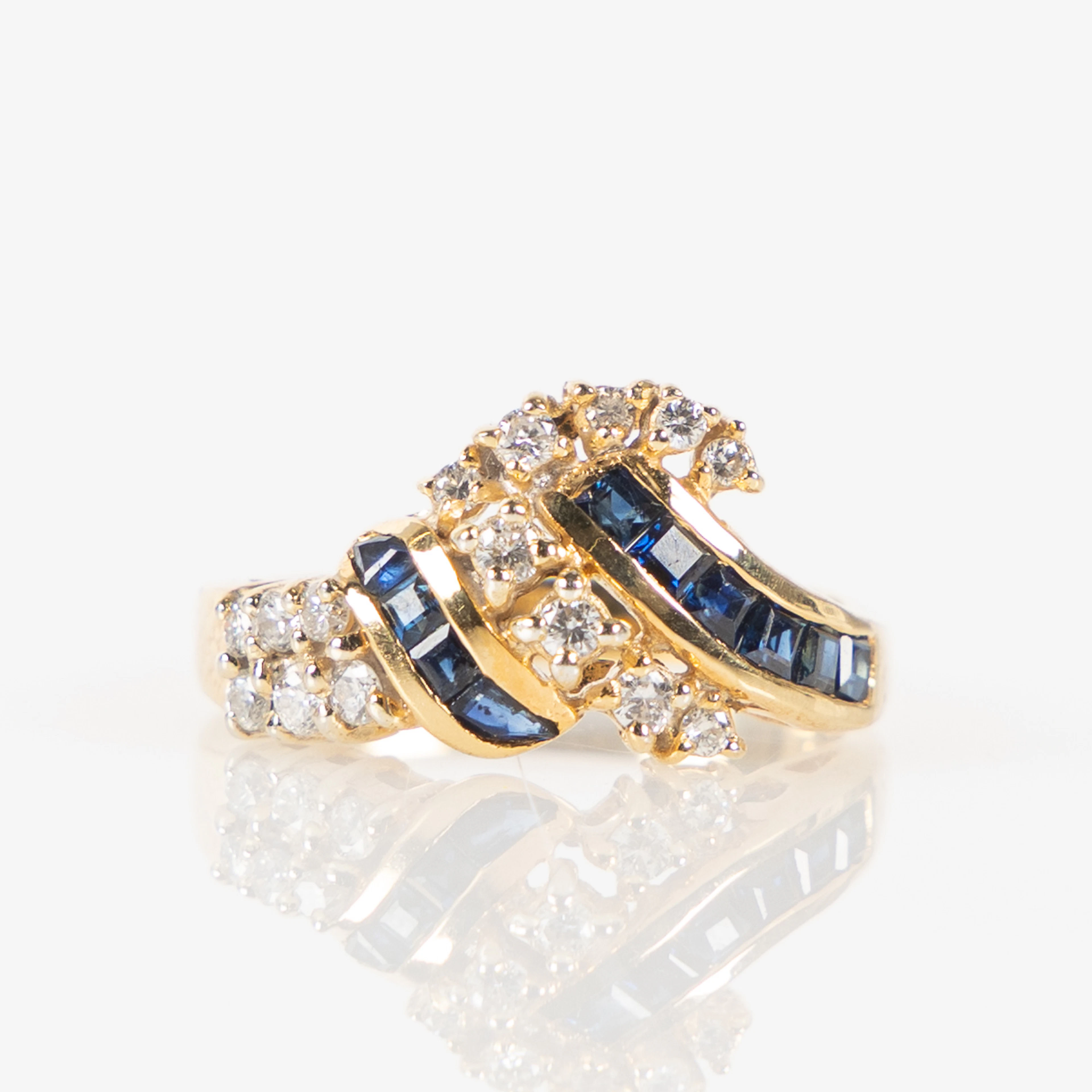 RING, 18K, med fasettslipade safirer och briljantslipade diamanter.