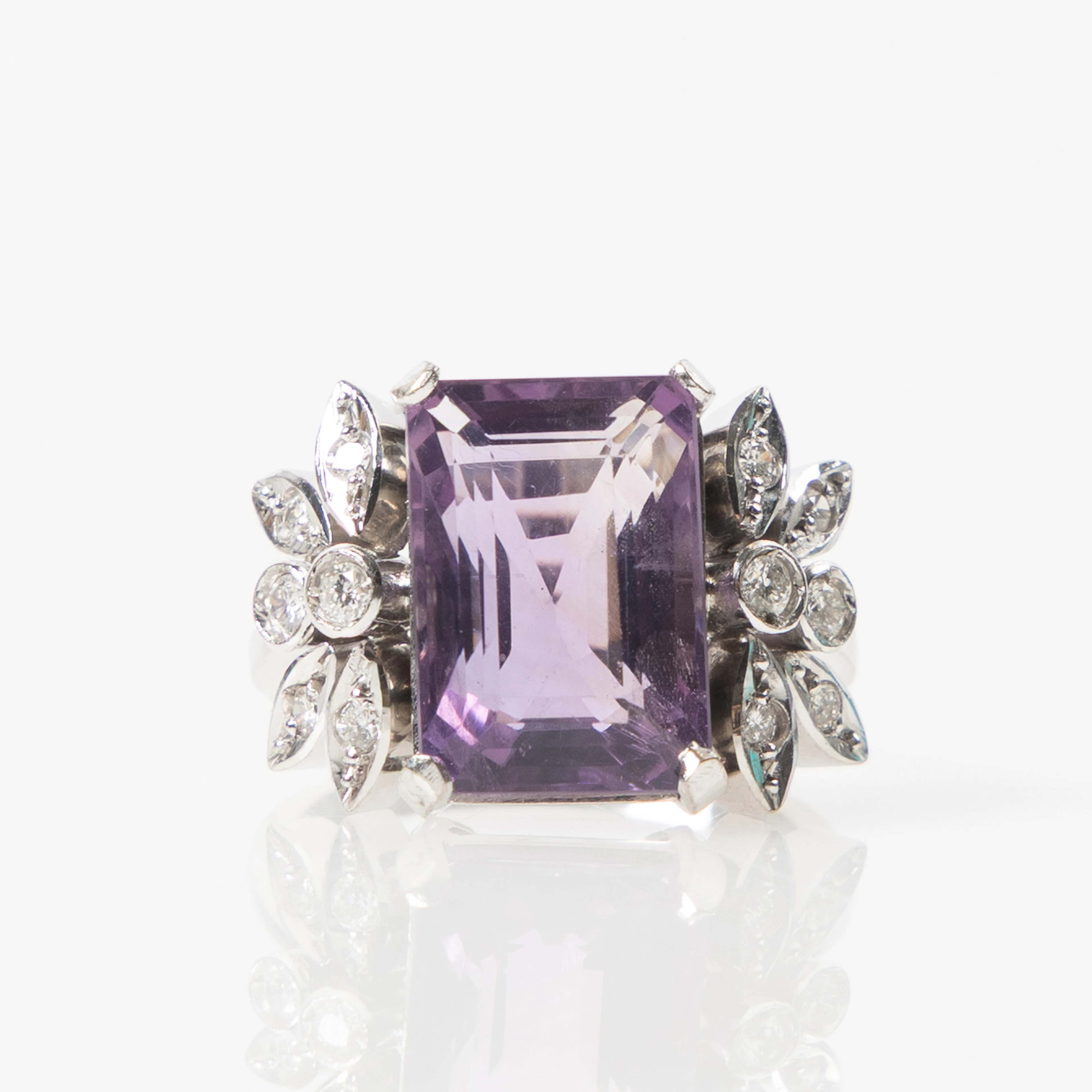 RING, 18K vitguld med fasettslipad ametist och briljantslipade diamanter.