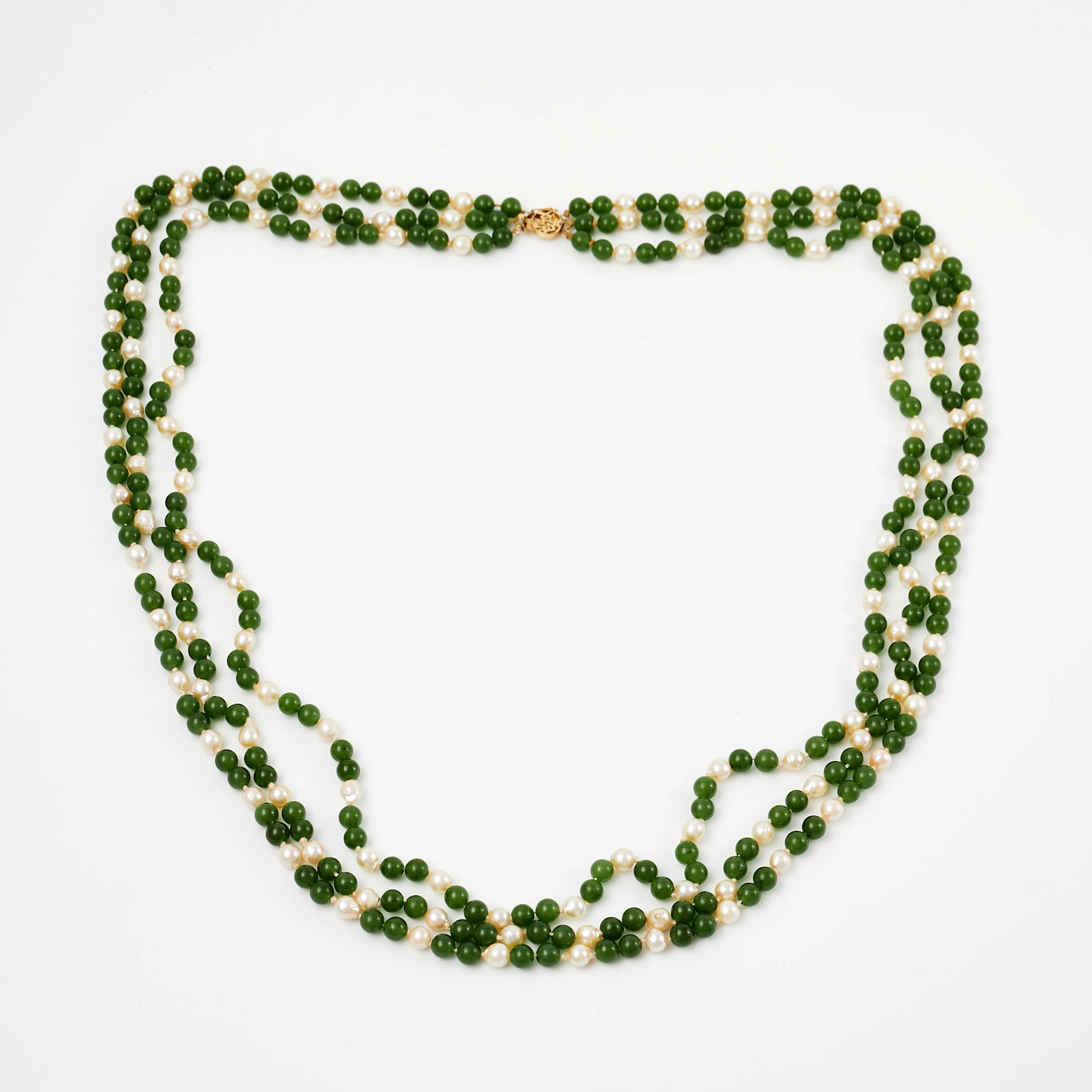 COLLIER, treradig, lås i 14 k guld, nefrit/jade samt saltvattenspärlor