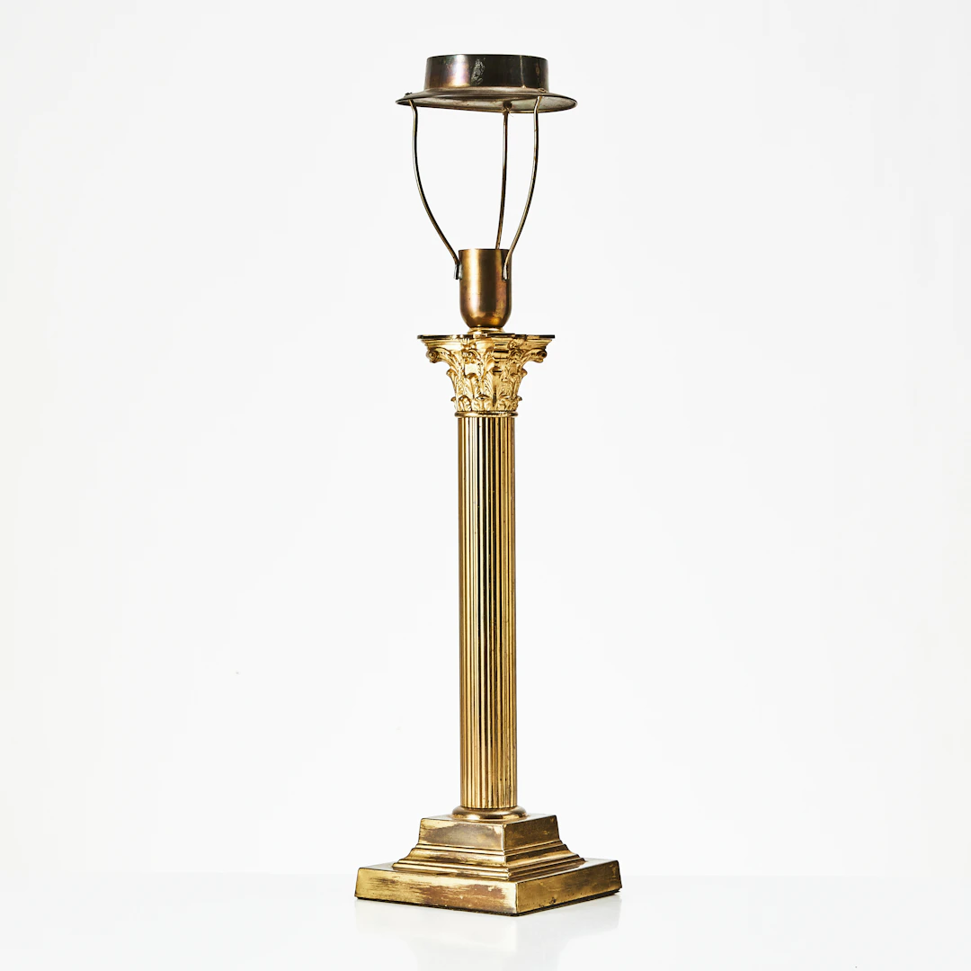 BORDSLAMPA, mässing, 1900-talets första hälft, i form av kolonn.