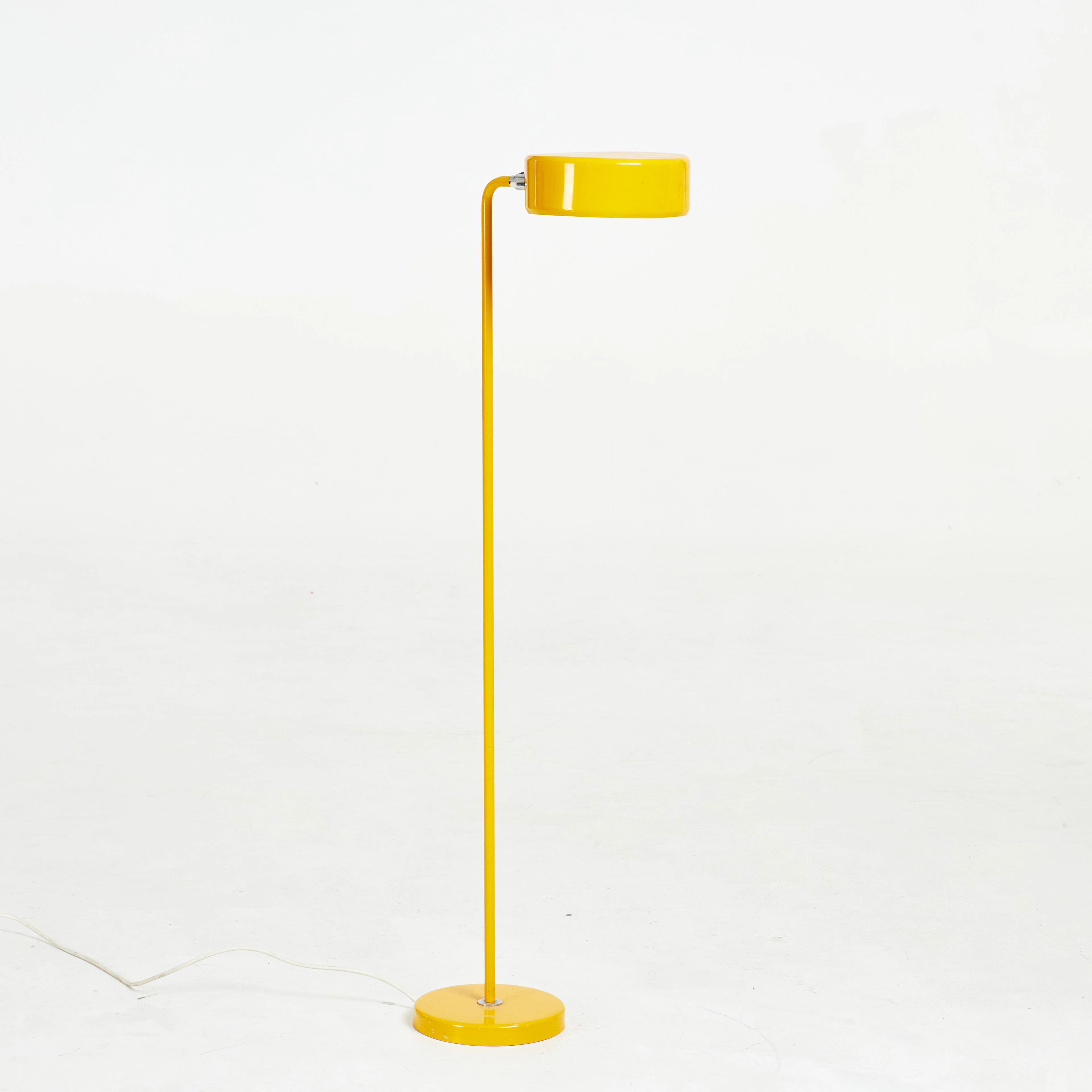 ANDERS PEHRSON. Golvlampa, "Simris", gullackerad metall, två ljuspunkter
