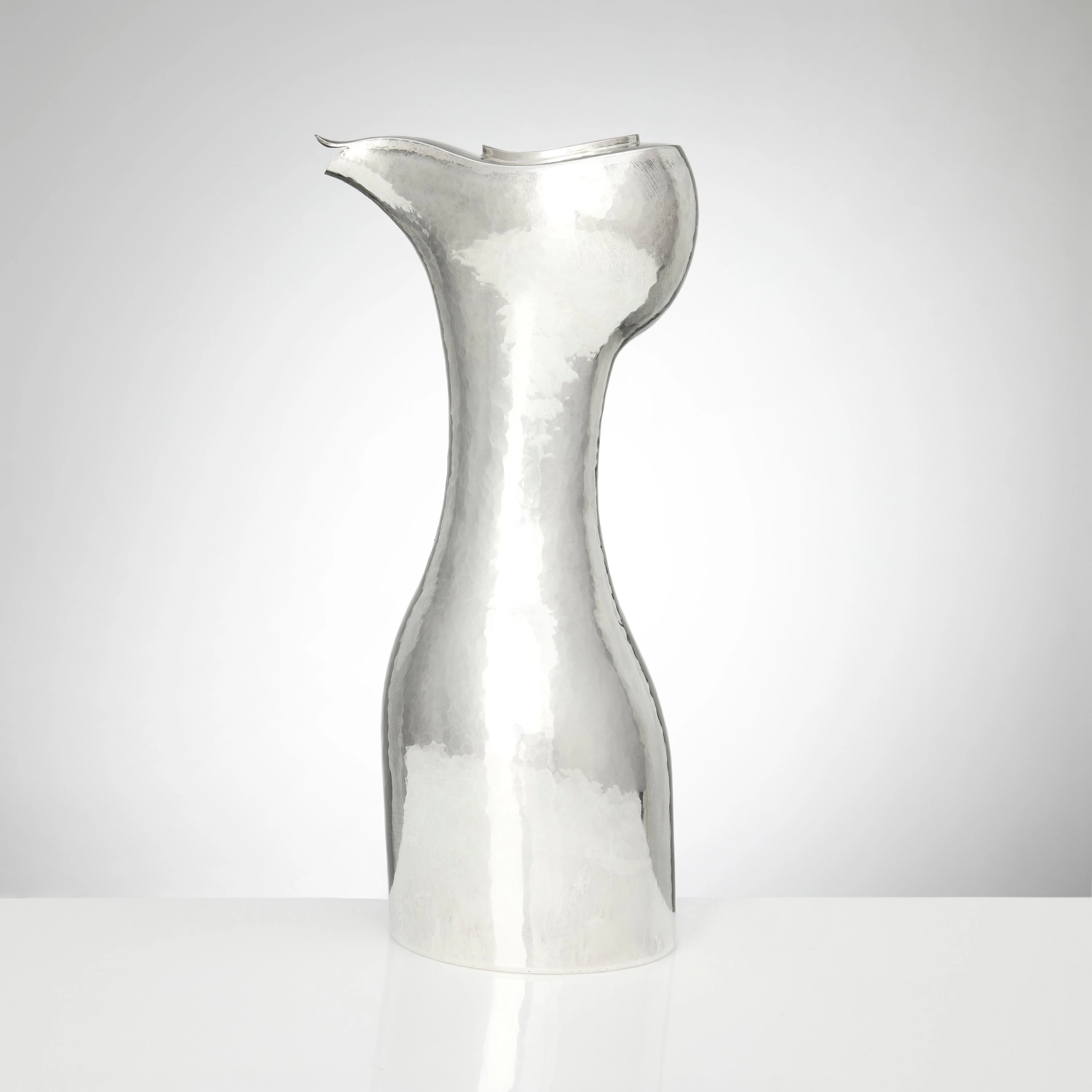 OLLE OHLSSON. Vatten-/Vinkanna, sterlingsilver, Stockholm 2007. Original.