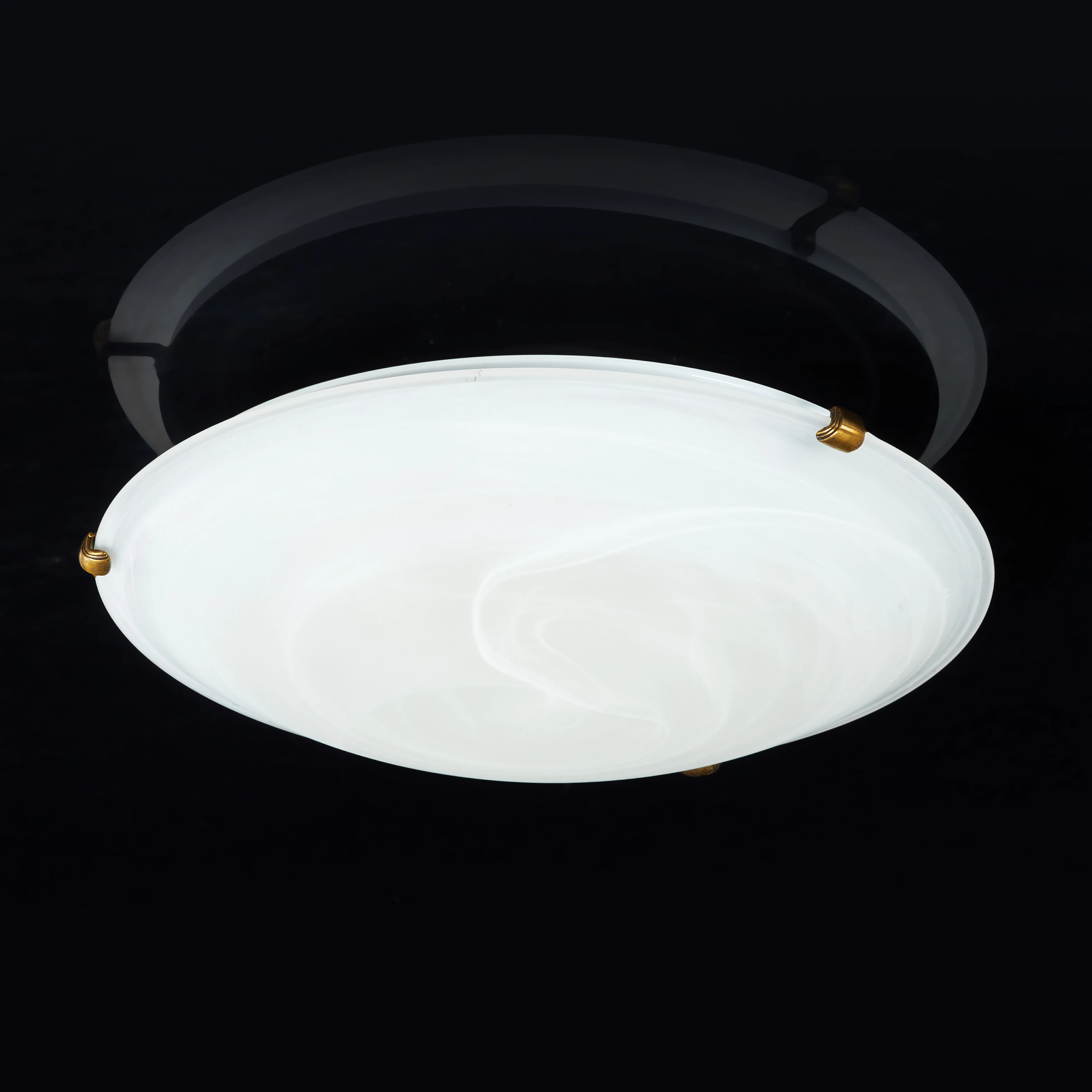 TAKPLAFOND. Murano, Italien, mässing samt kupa i frostat glas, etikettmärkt.