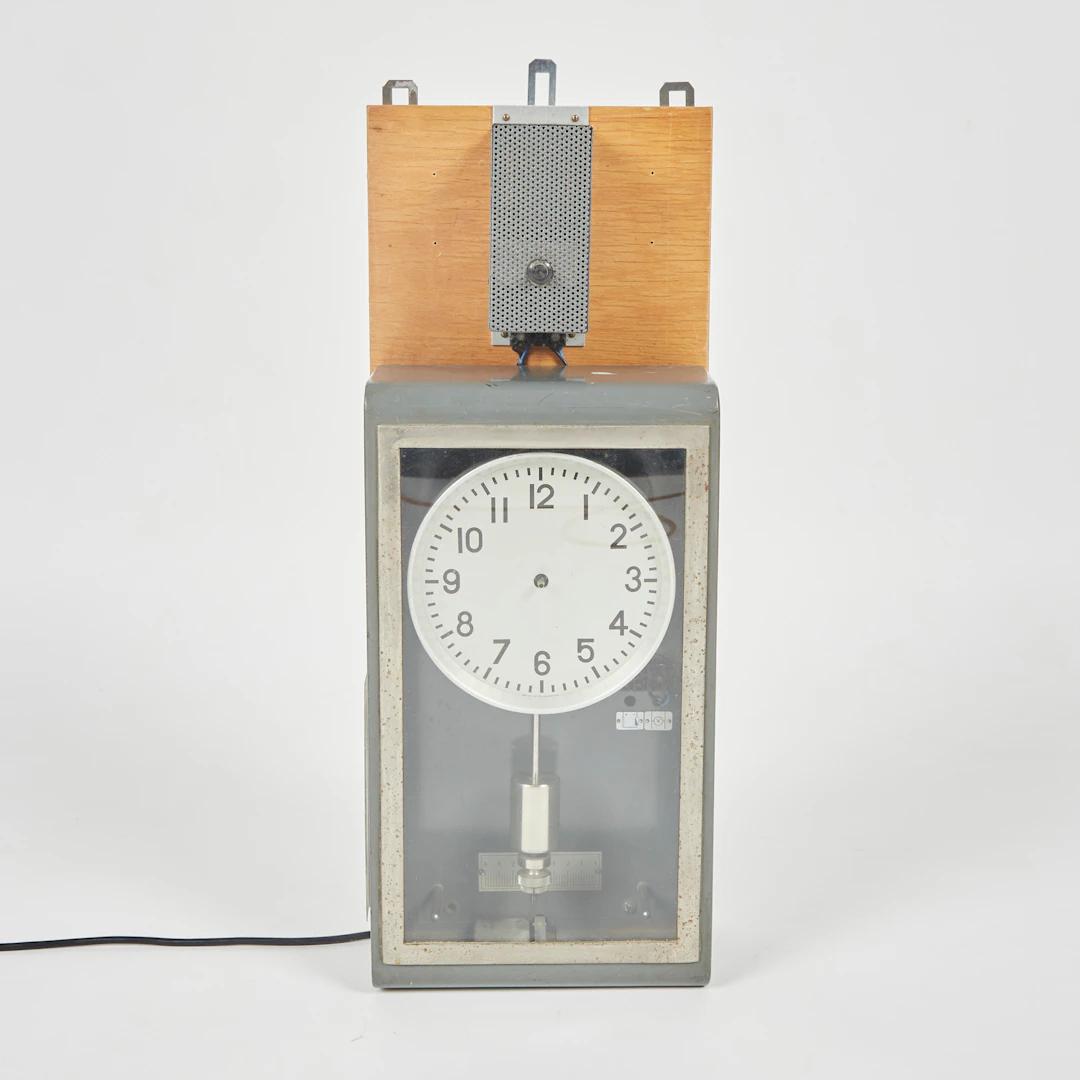 ELEKTRISCHE HAUPTUHR / MUTTERUHR, Metall, Holz, 20. Jahrhundert.