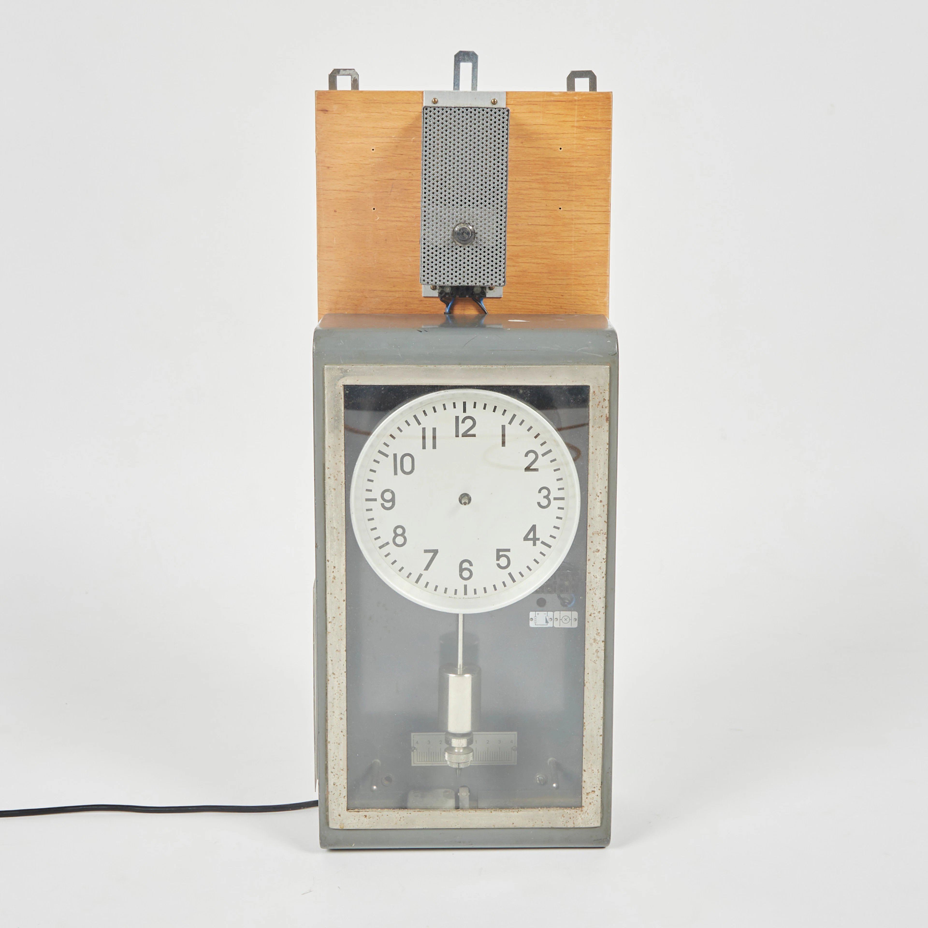 ELEKTRISCHE HAUPTUHR / MUTTERUHR, Metall, Holz, 20. Jahrhundert.