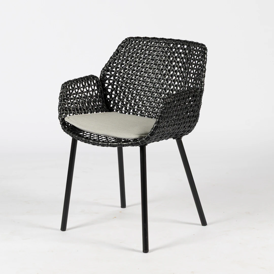 CANE-LINE. "Vibe Chair", svart konstrotting med grå dyna, samtida.