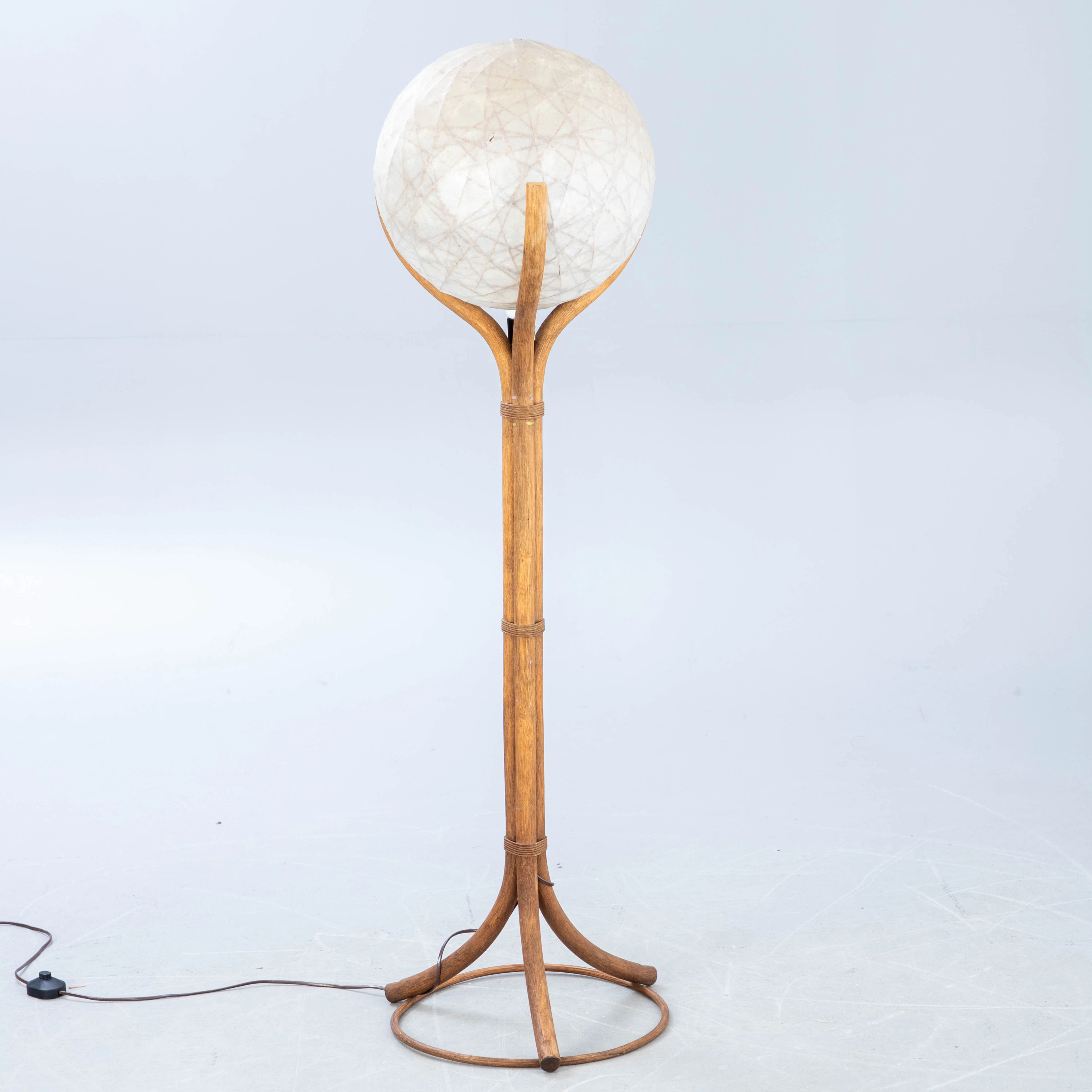 Bambus Stehlampe mit Cocoon Lampenschirm, 1960-1970er Jahre.