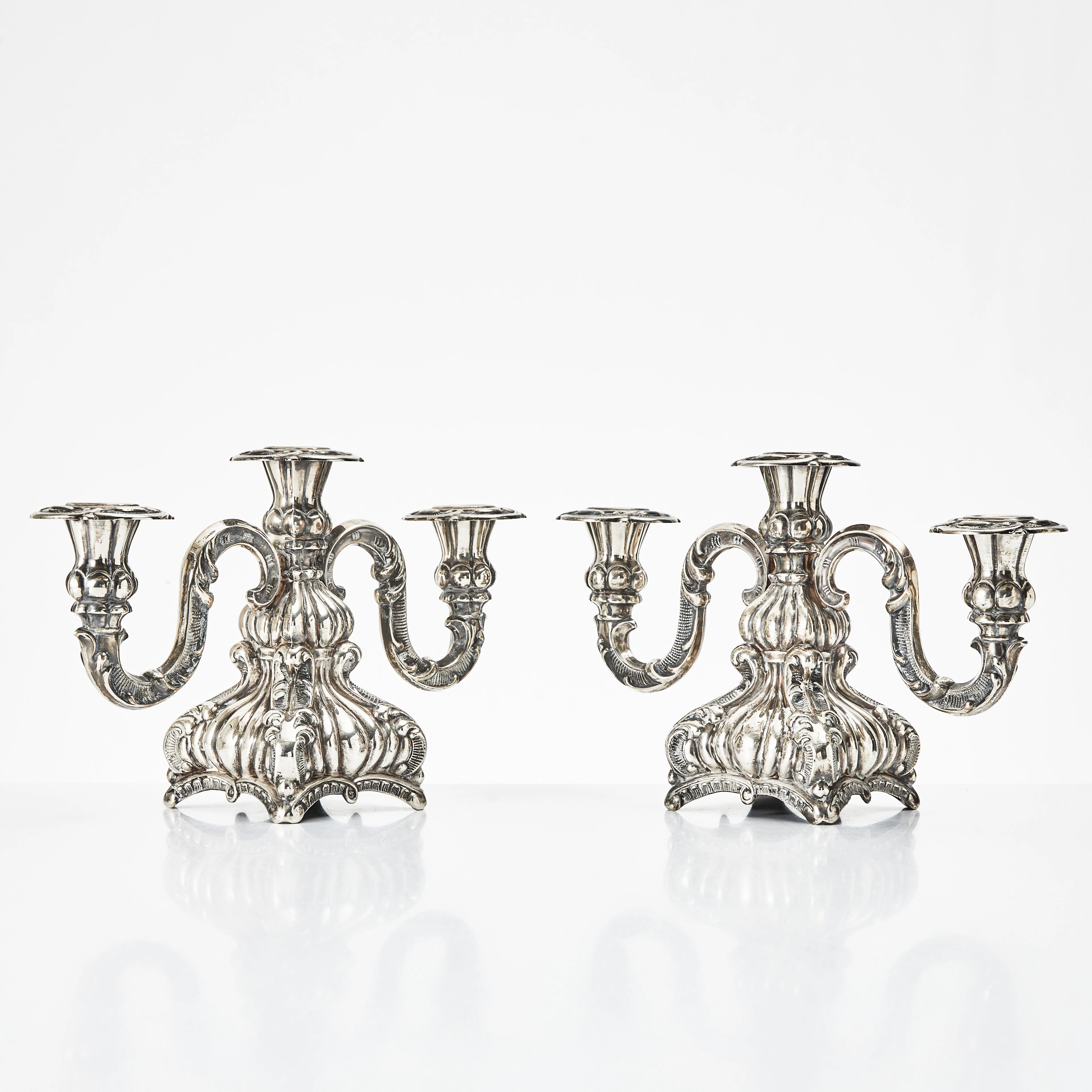 KANDELABRAR, ett par, sterlingsilver, för tre ljus vardera, 1900-tal.