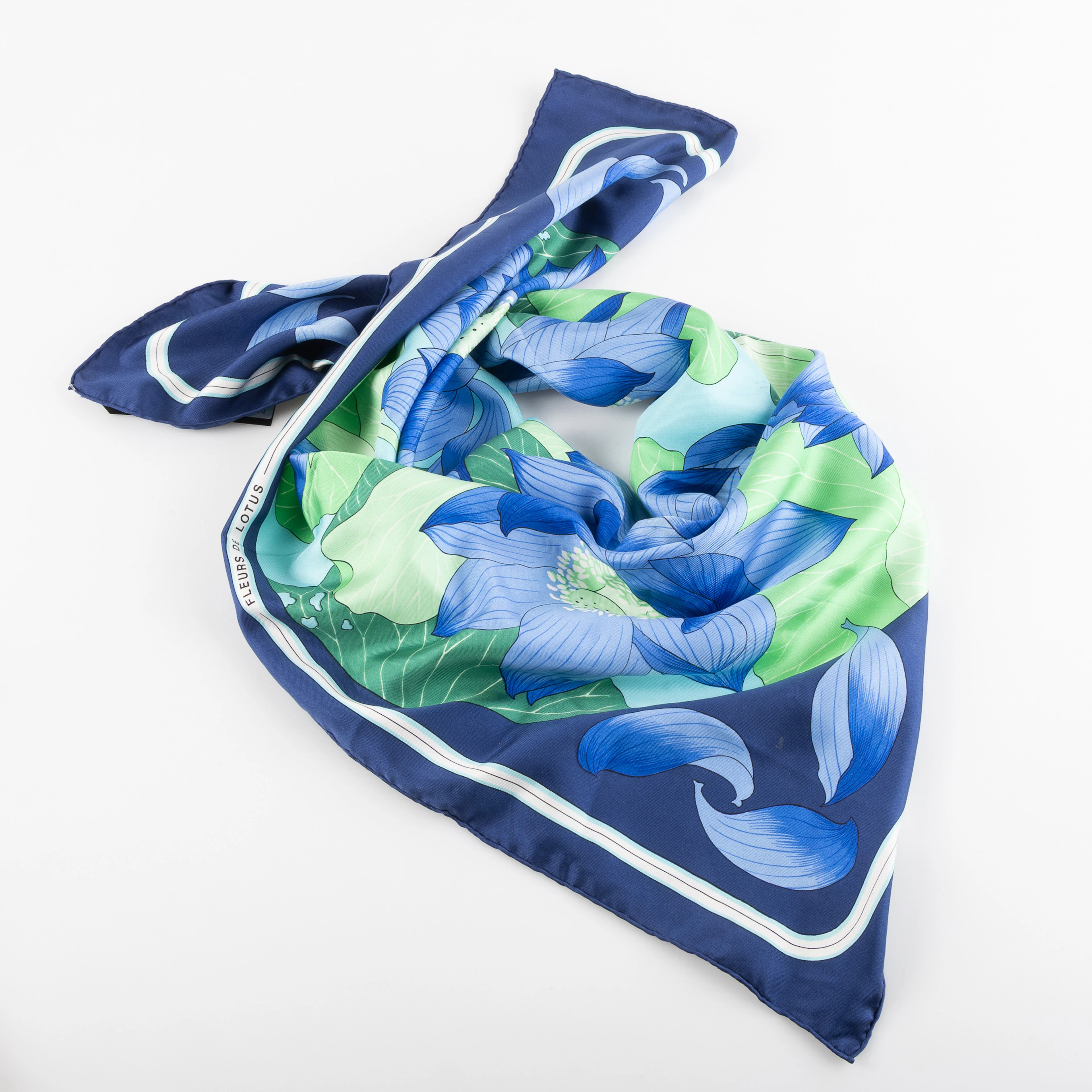 HERMÈS, scarf, "Fleurs de Lotus", siden, design Christiane Vauzelles 1974.