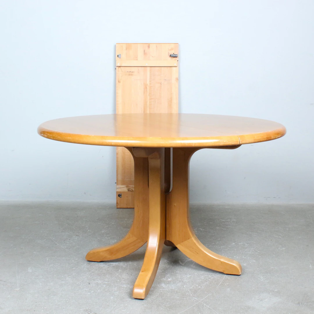 RAINER DAUMILLER. Runder Esstisch aus Buche mit Einlegeplatte, 1970er.