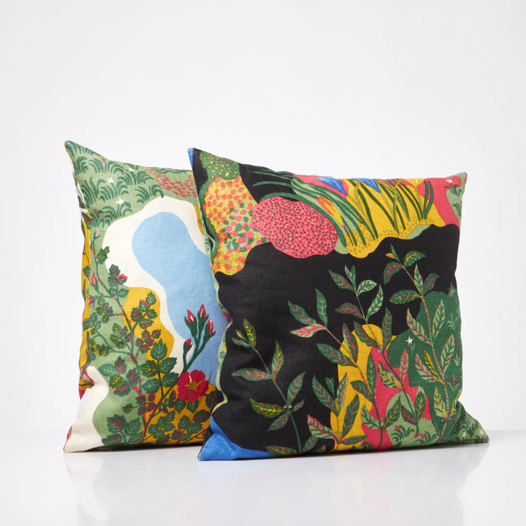 KUDDAR, 2 st, i textil "Anakreon", av Josef Frank för Firma Svenskt