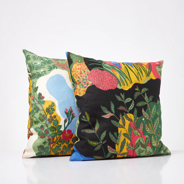 KUDDAR, 2 st, i textil "Anakreon", av Josef Frank för Firma Svenskt