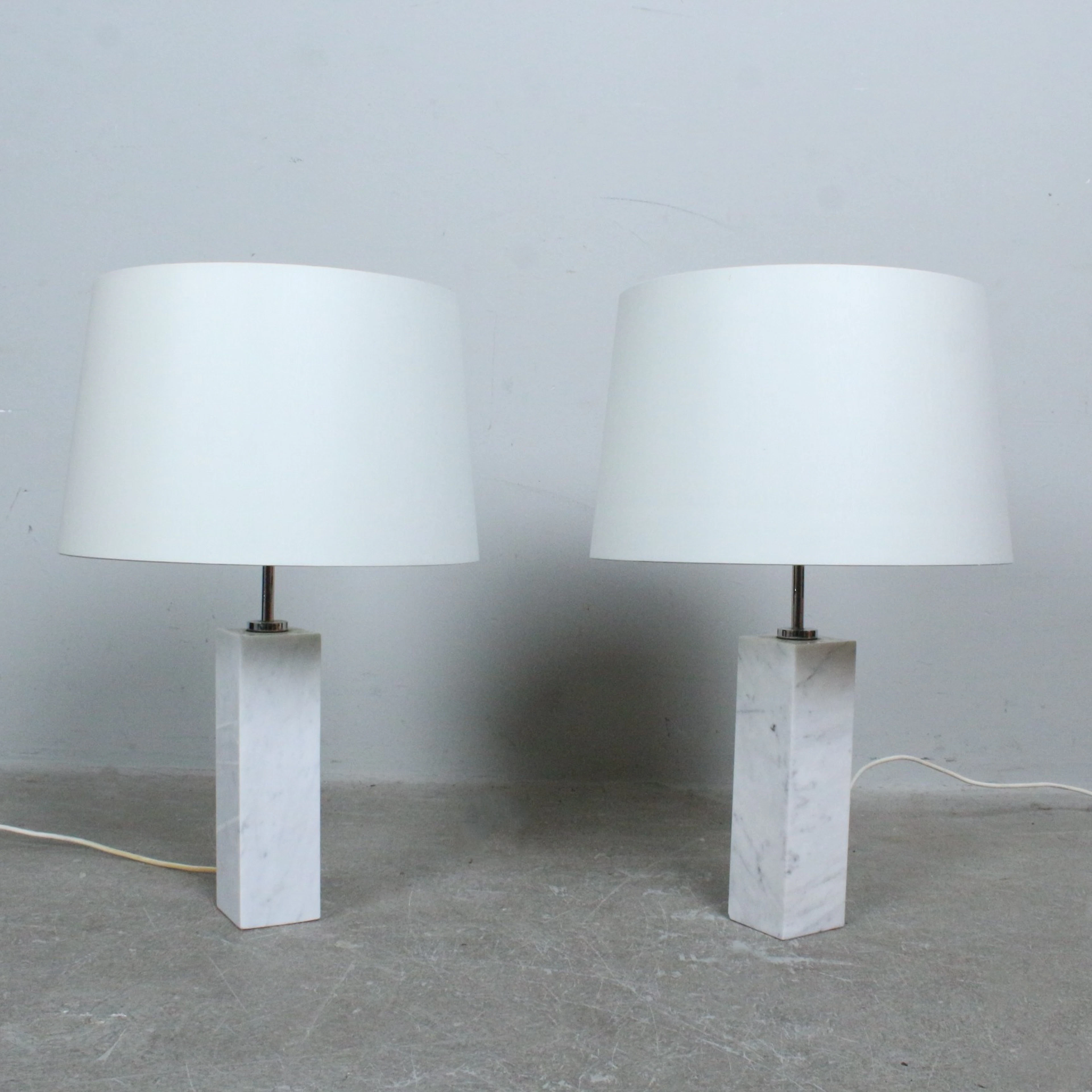 FLORENCE KNOLL. Zwei Tischleuchten / Lampen, Marmor, Stoff, 1960er