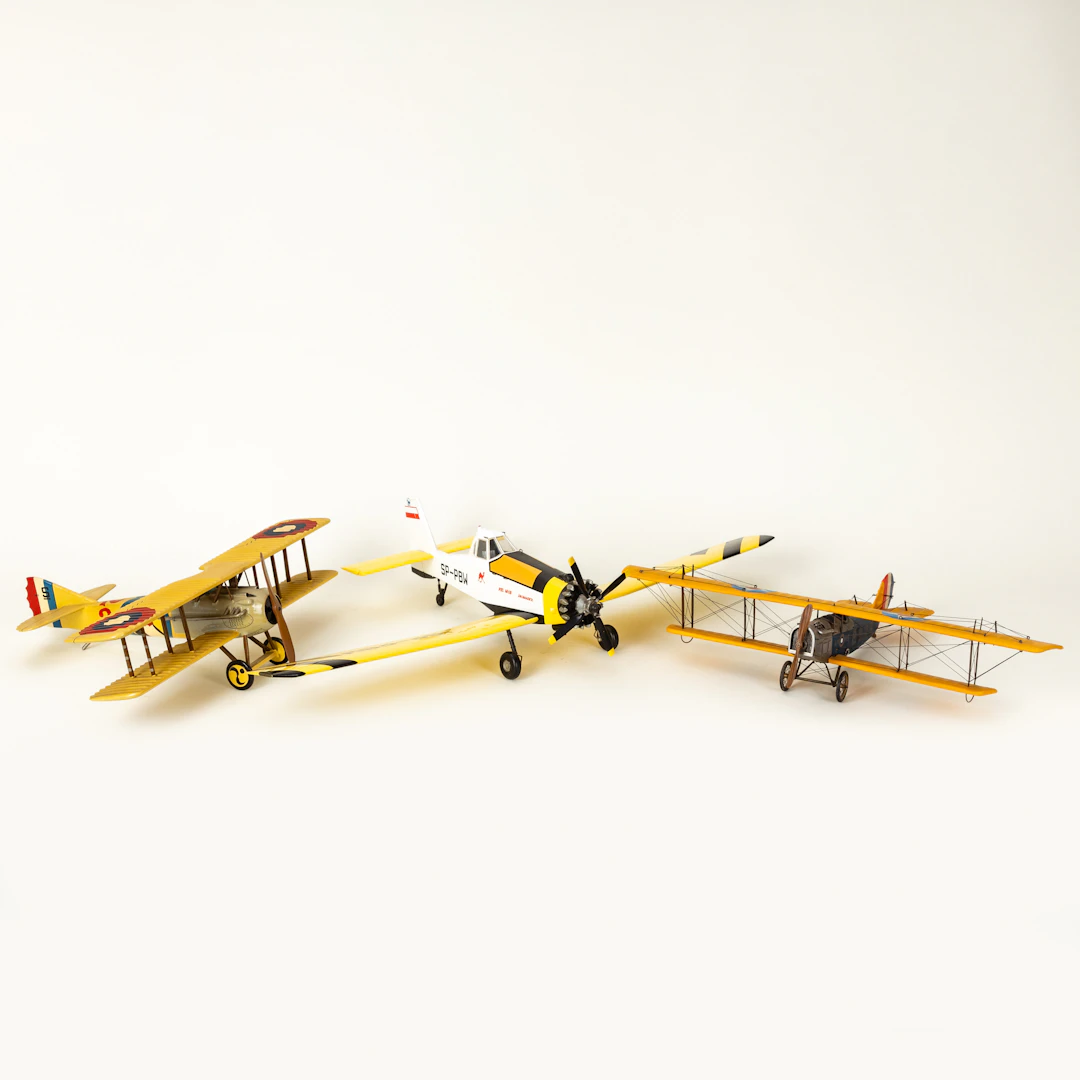 Drei Flugzeugmodelle: biplane SPAD S.XIII, PZL-Mielec M-18 Dromader