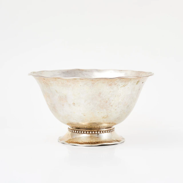 C.G HALLBERG, skål på fot, silver, hamrad dekor, pärlbård runt fot