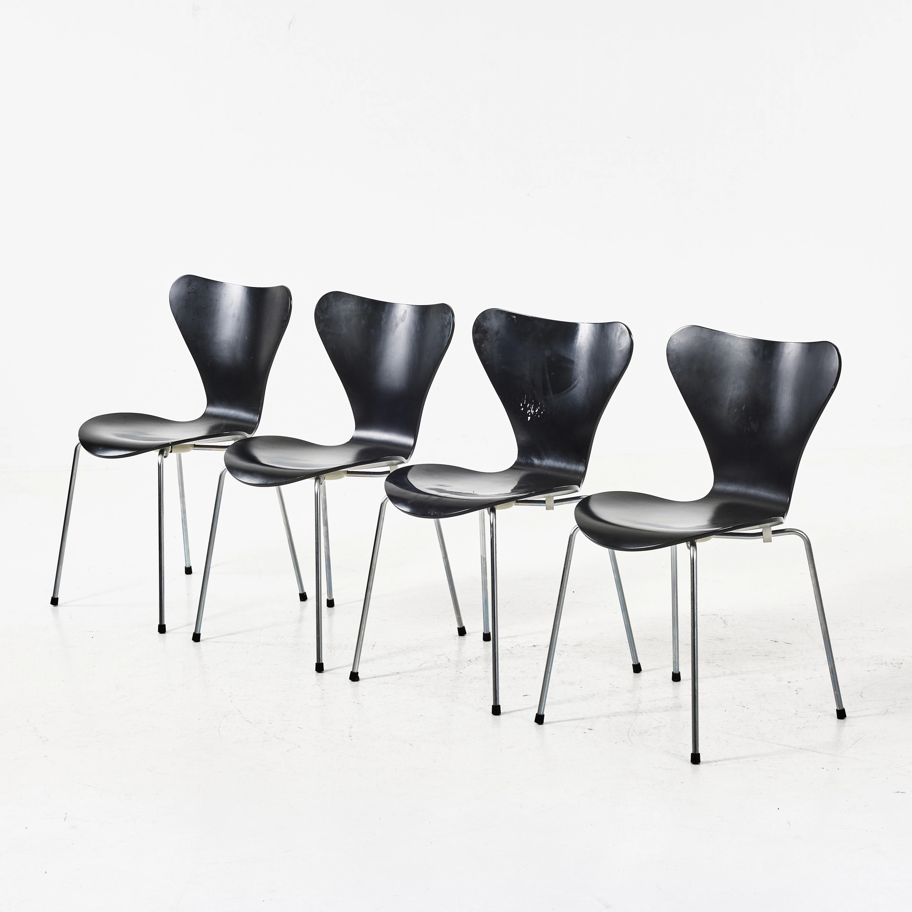 ARNE JACOBSEN. "Sjuan", stolar, 4 st, Fritz Hansen, Danmark, formgivningsår