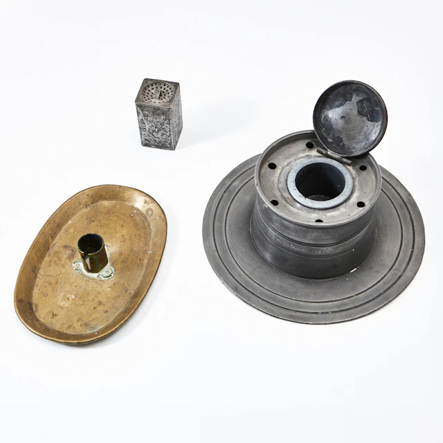BLÄCKSTÄLL, 1800-tal, tenn, SANDSTÖRARE, 1800-tal, blekplått, LJUSBRICKA