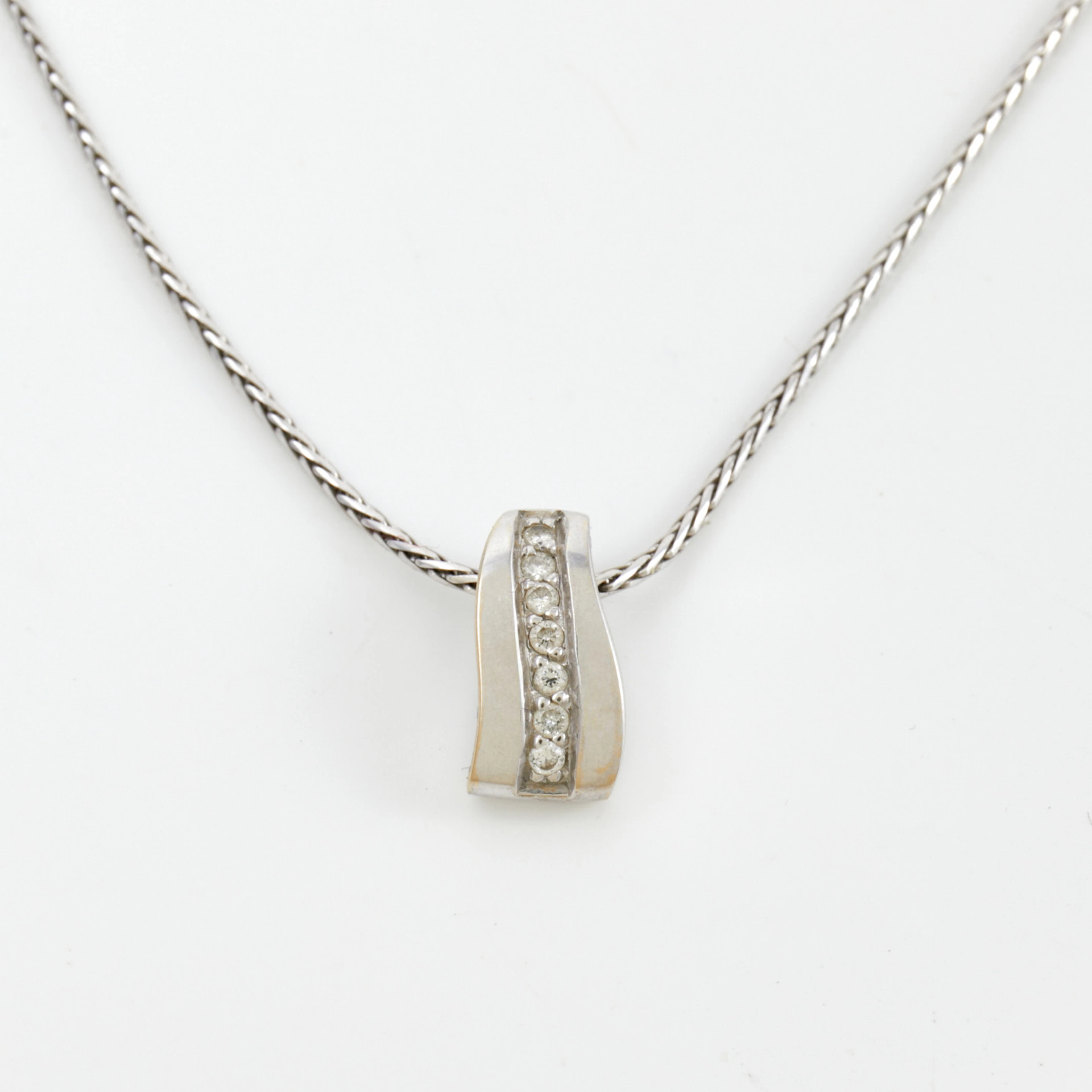 HALSBAND med HÄNGE, 18 k vitguld, hänge med dekor av 7 briljantslipade