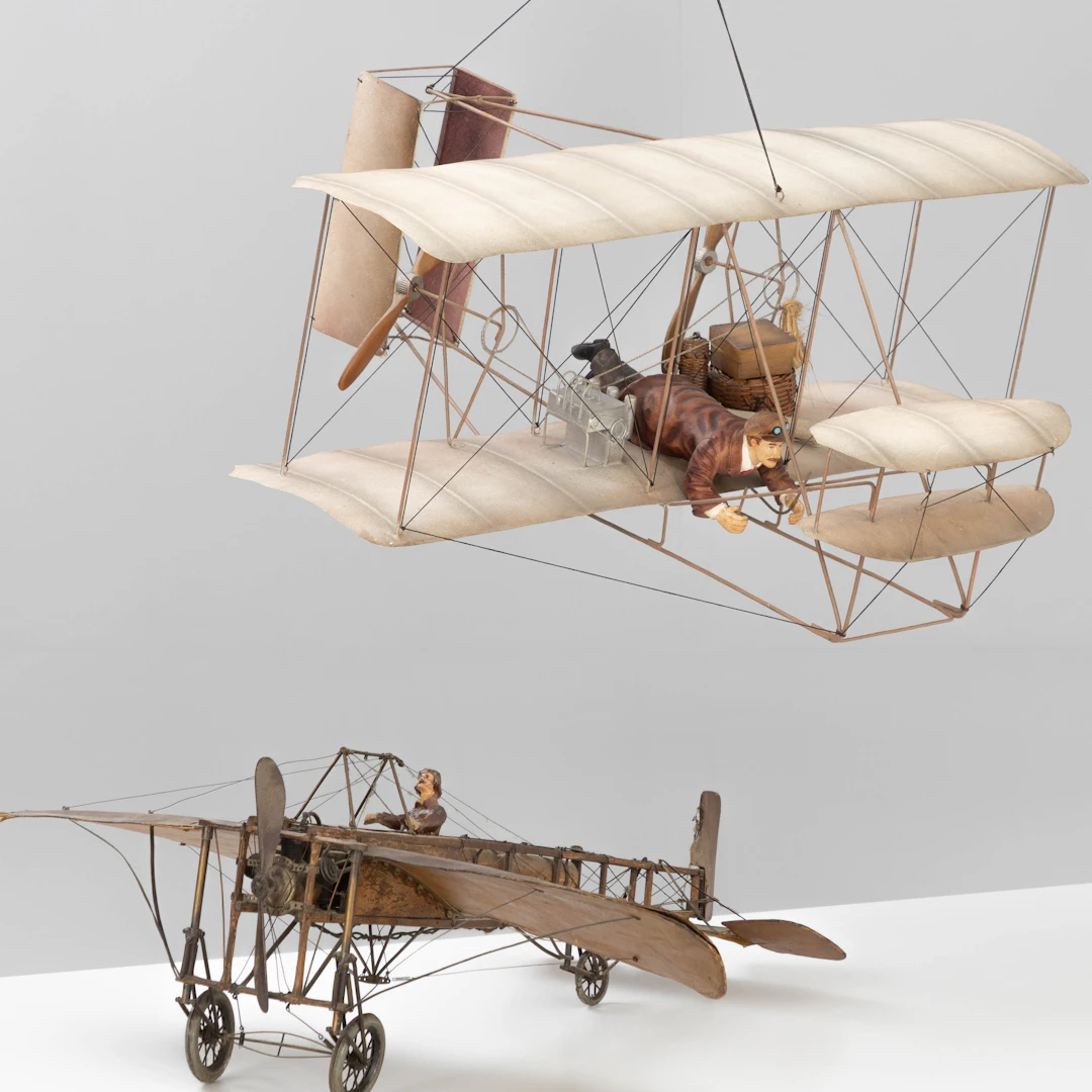 Zwei große Dekorationsmodelle / Flugzeuge (2).