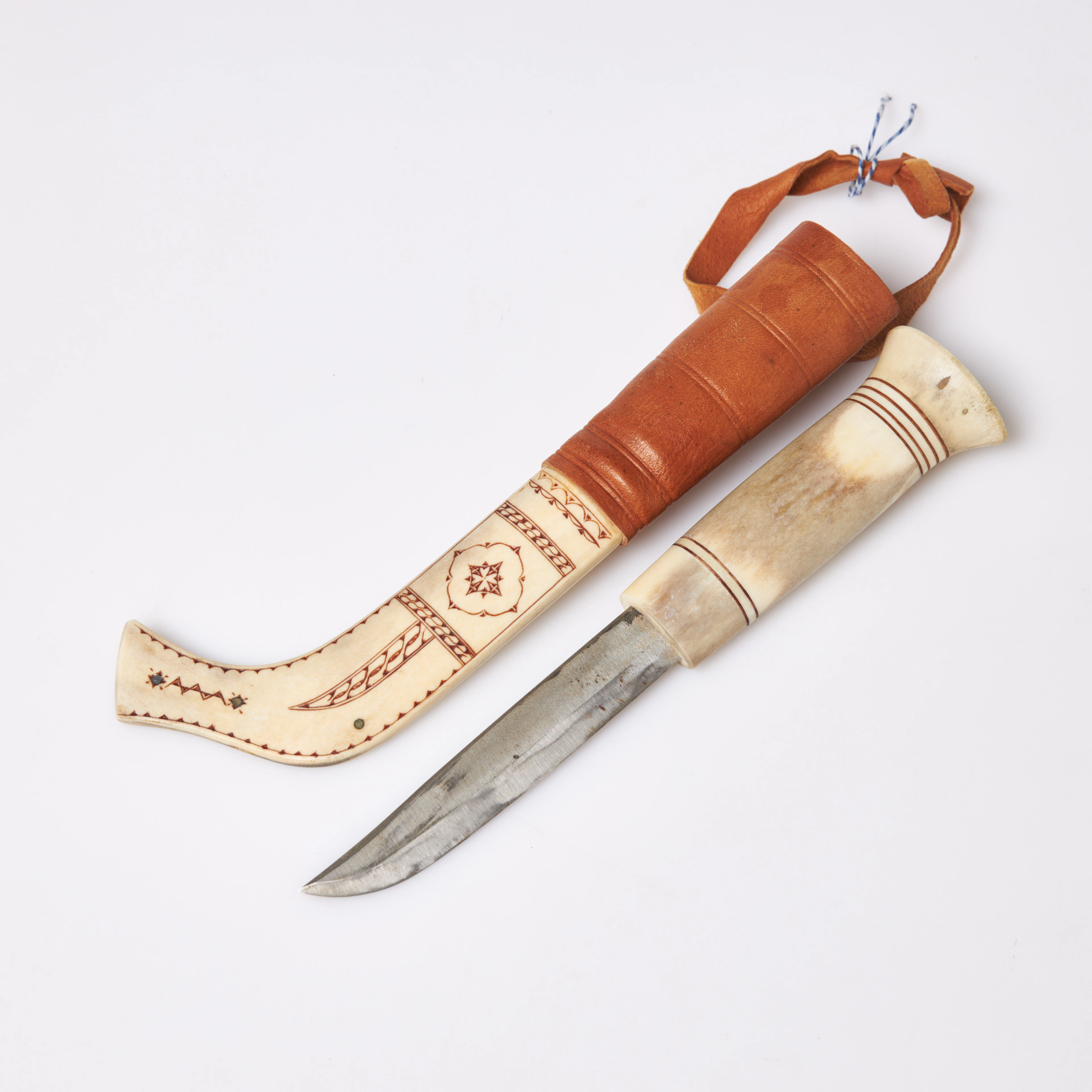 ESSE POGGATS (FÖDD 1937). Kniv, helhorn, skaft i renhorn, slida i