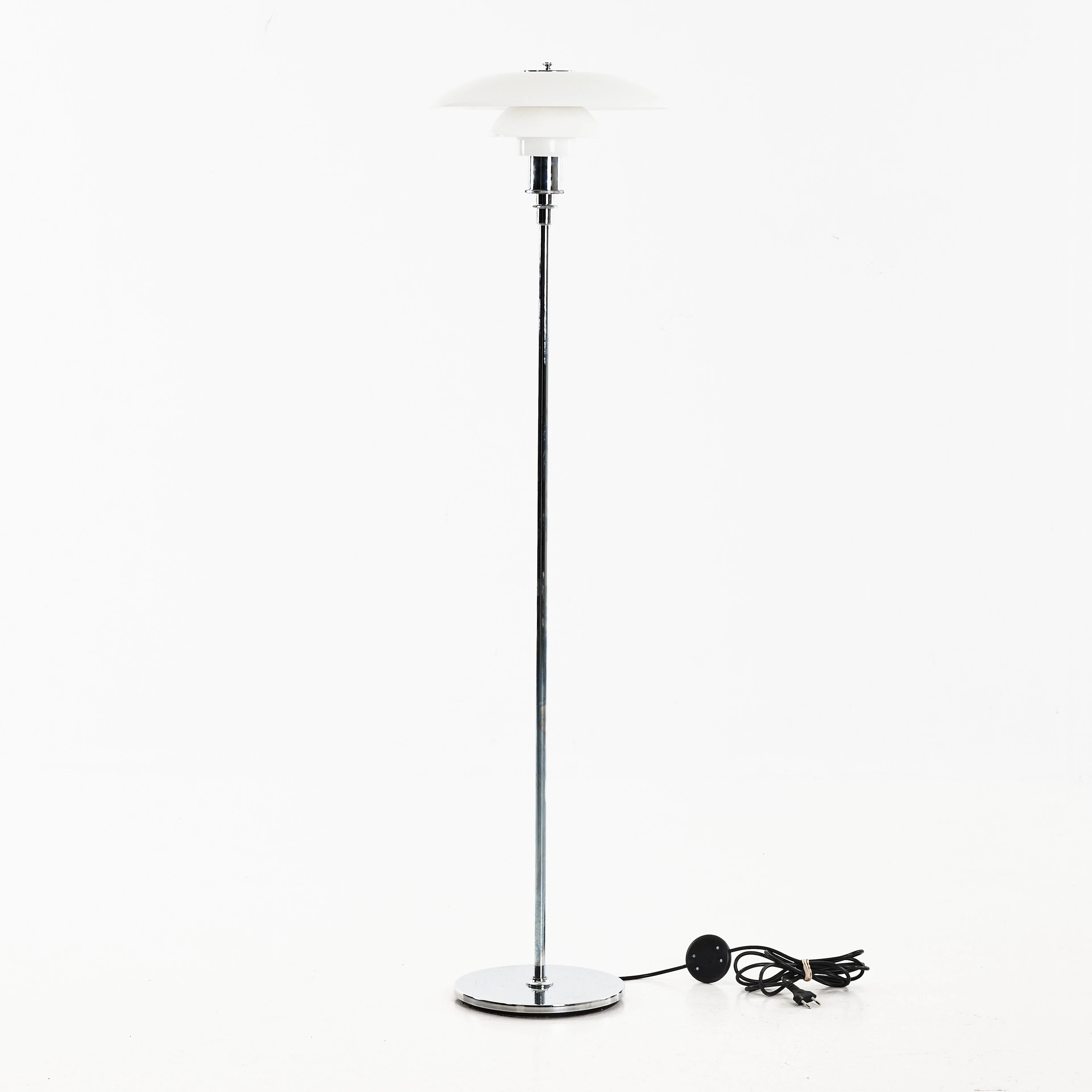 POUL HENNINGSEN. "3½-2½", golvlampa, Louis Poulsen, Danmark.