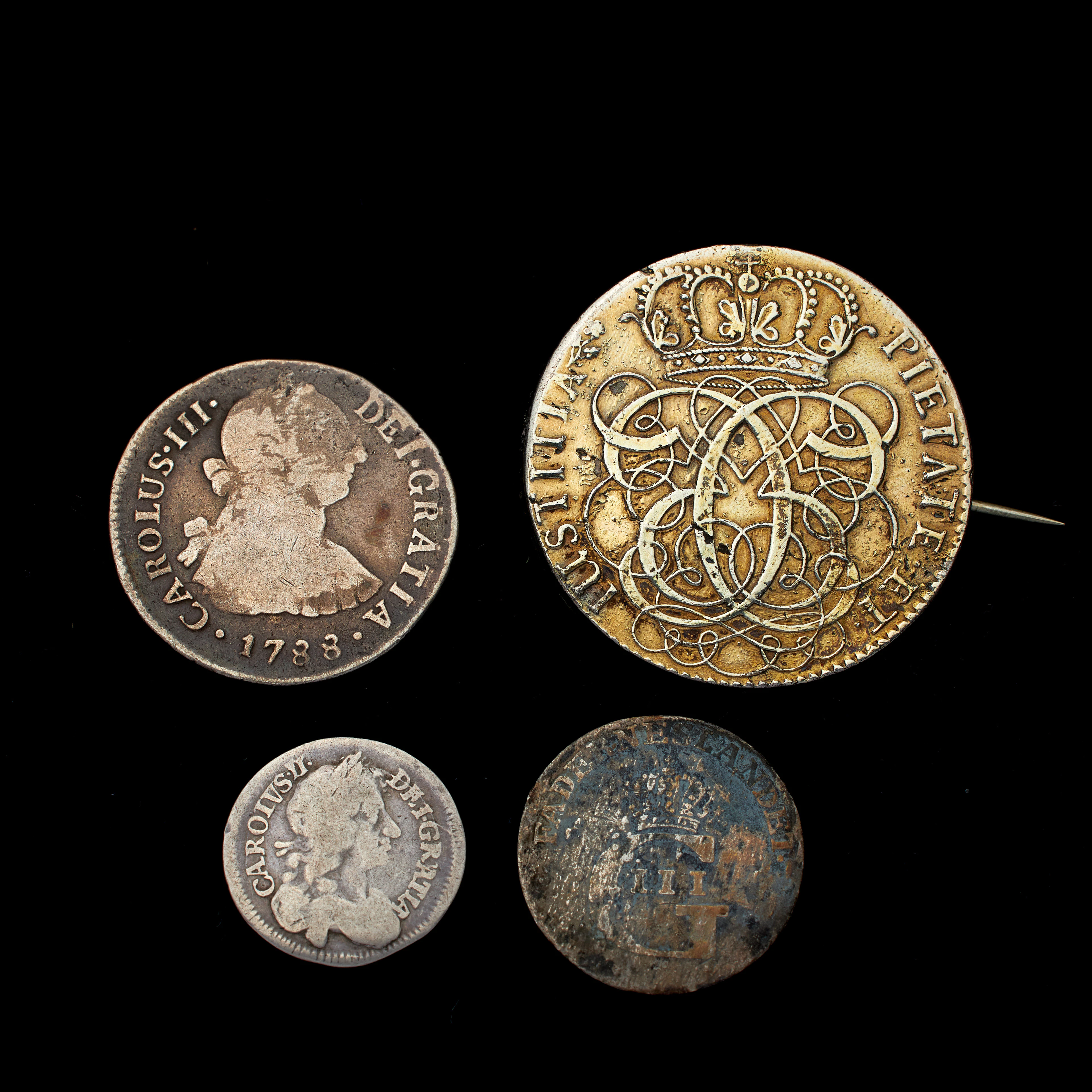 SILVERMYNT, 4 st, danskt mynt 1693 omgjord till brosch, rester av