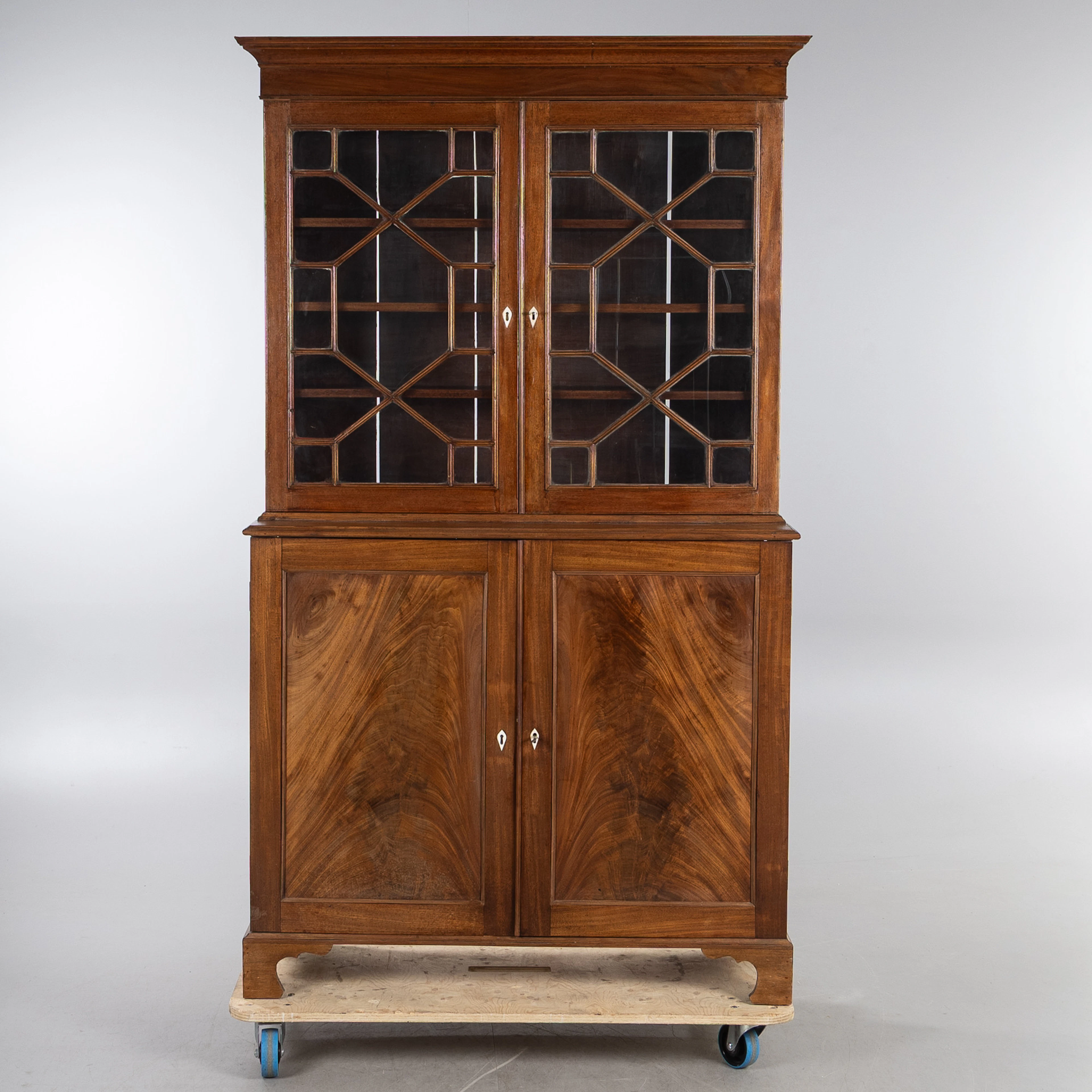 BOKSKÅP, 2-delat, England, 1800-talets andra hälft.