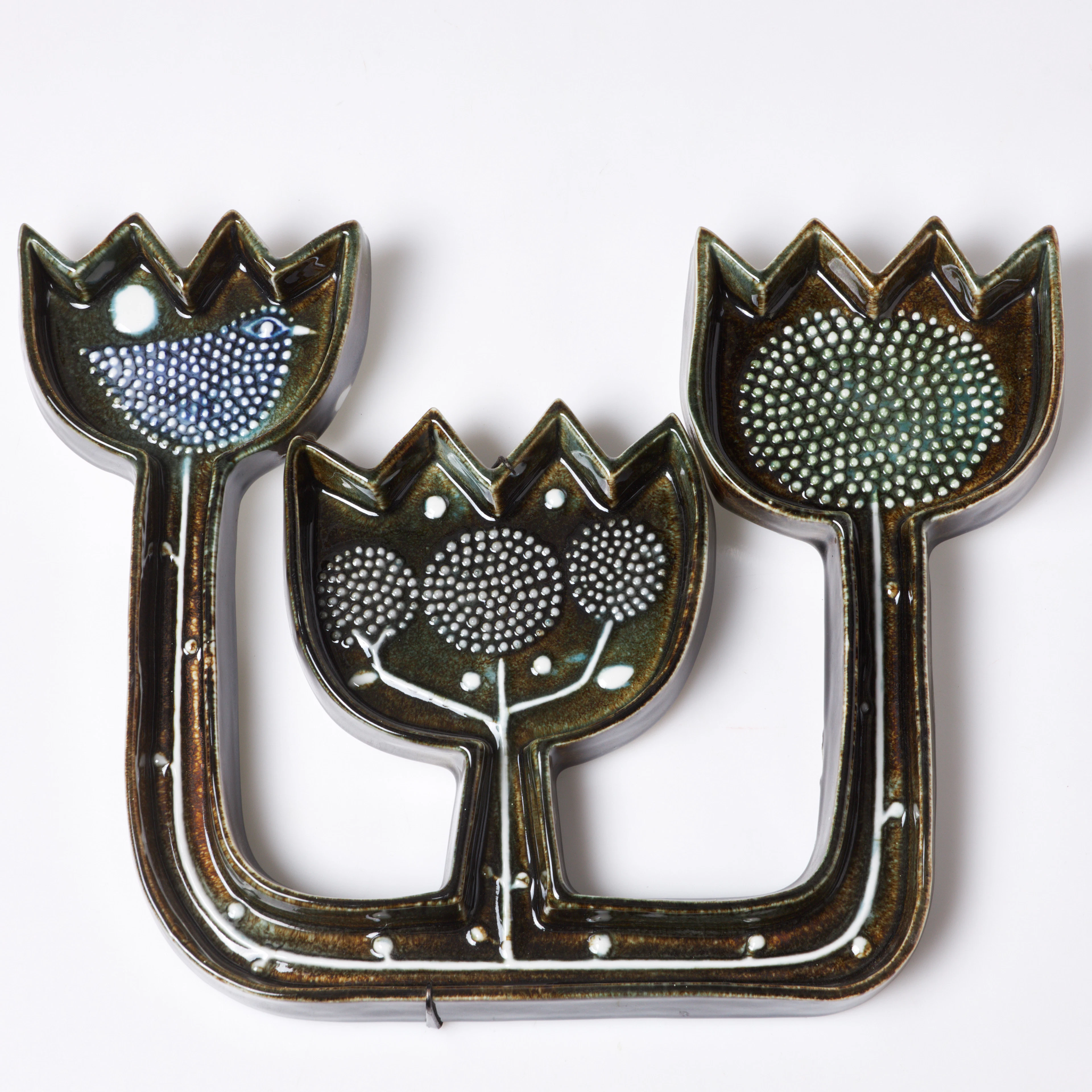 SYLVIA LEUCHOVIUS. Väggskulptur, i form av blommor, glaserat lergods