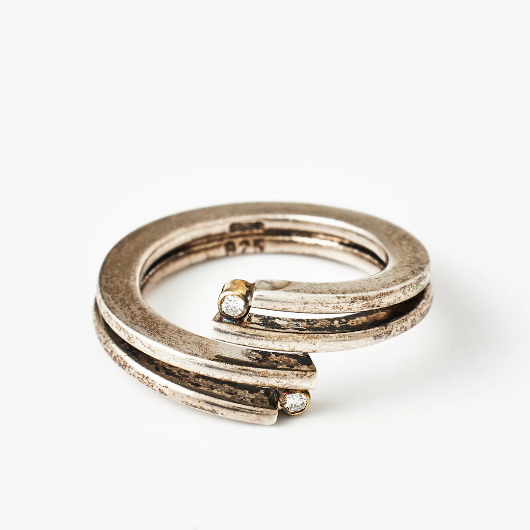HEIRING JEWELLERY, ring, sterlingsilver, 2 små briljanter i 18 k guldmontering.