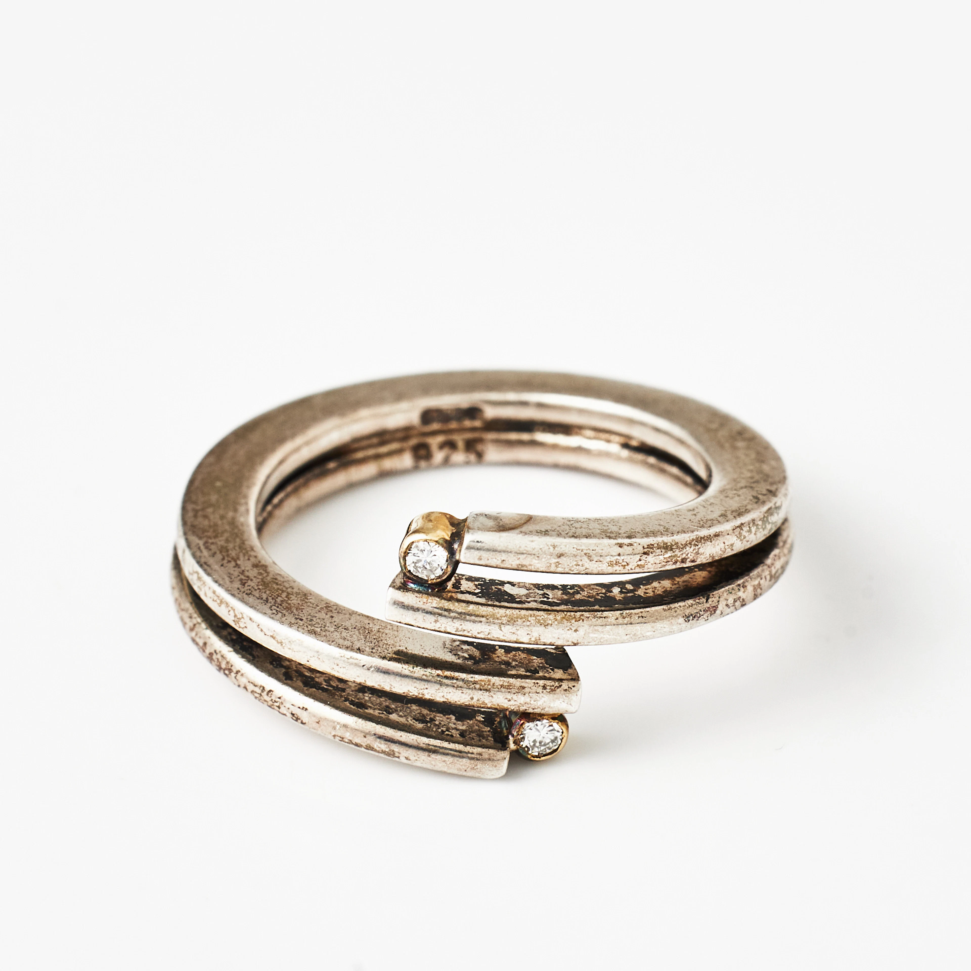 HEIRING JEWELLERY, ring, sterlingsilver, 2 små briljanter i 18 k guldmontering.